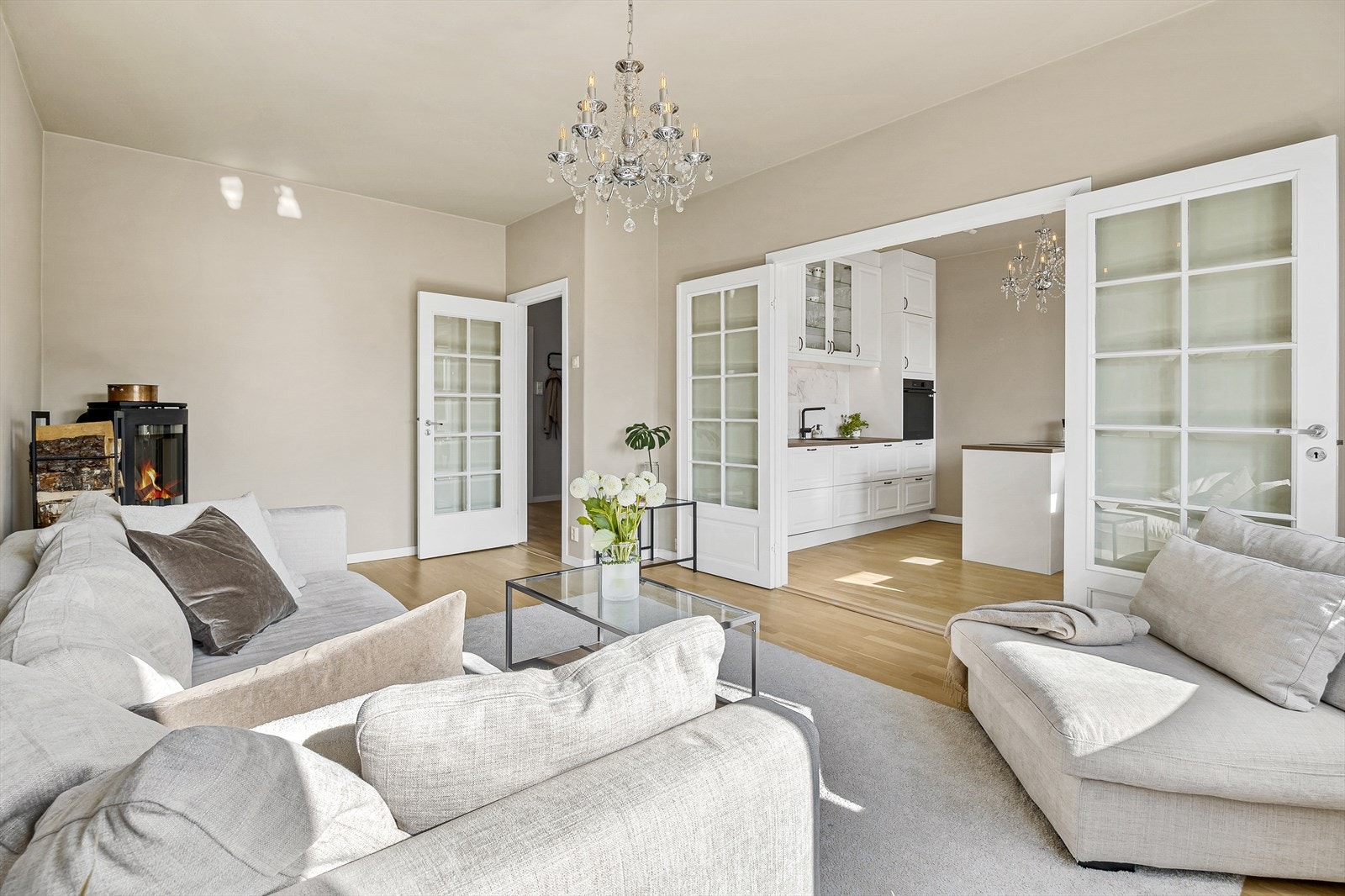 Dette er en gjennomgående leilighet med en fin planløsning. Boligen består videre av kjøkken, stue, to soverom og et bad. Boligen disponerer også en kjeller- og en loftsbod. Galleribilde