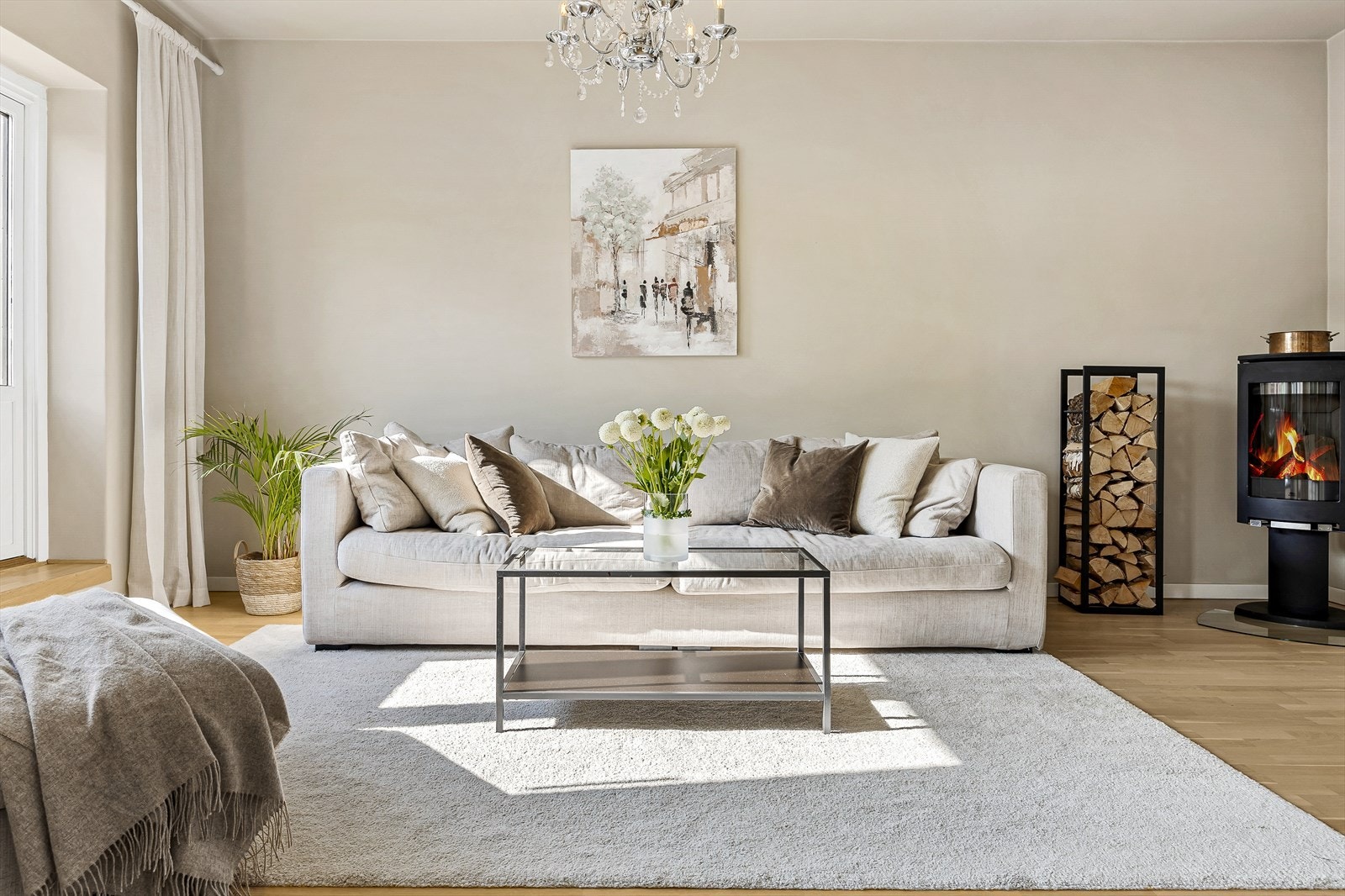 Stuen er romslig med god plass til en større sofa. Galleribilde