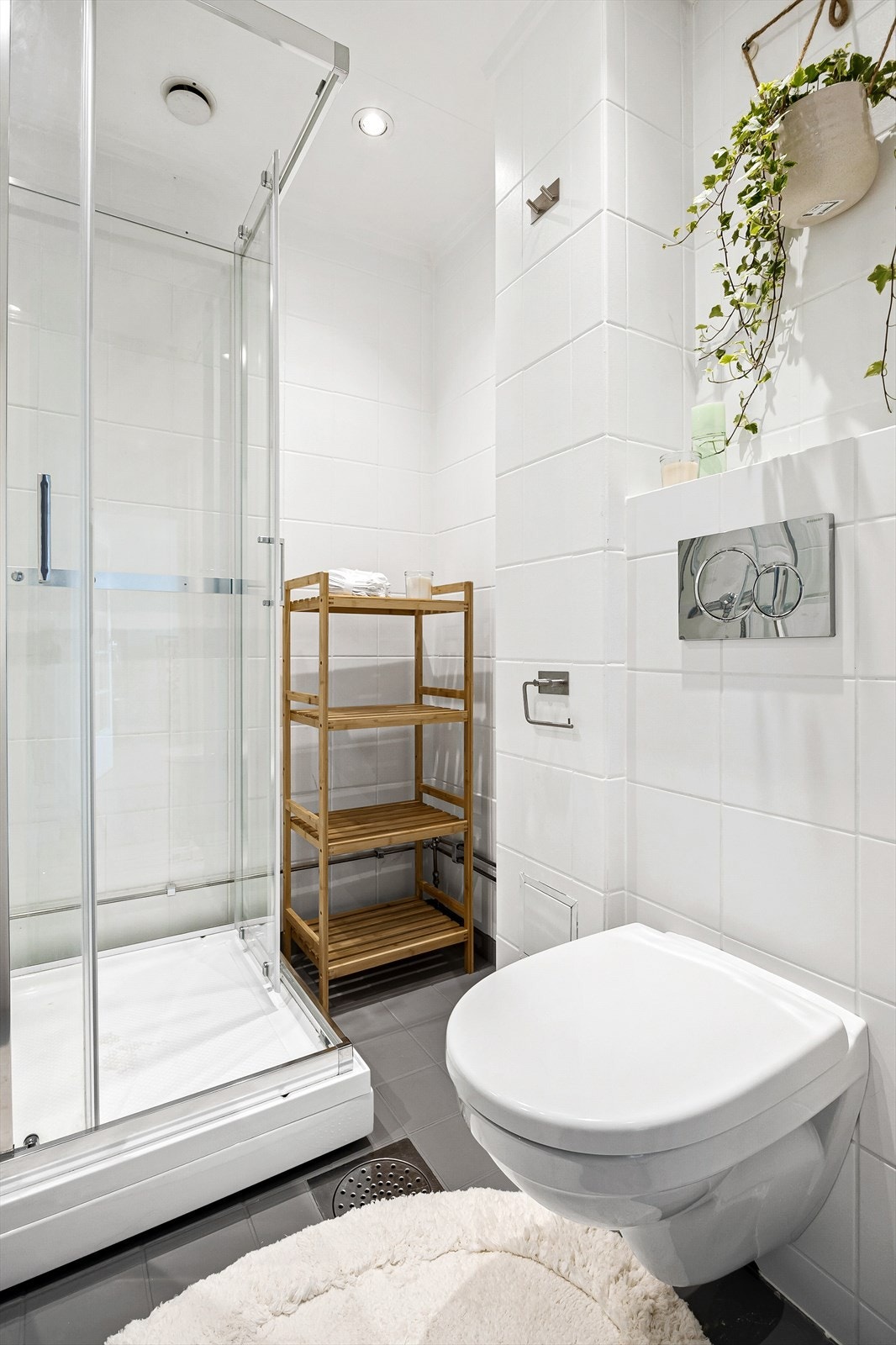 Det vegghengte toalettet fra 2023 er både moderne og plassbesparende. Dusjkabinettet sørger for at badet eksponeres minimalt for fukt, som er bra for badets levetid. Galleribilde