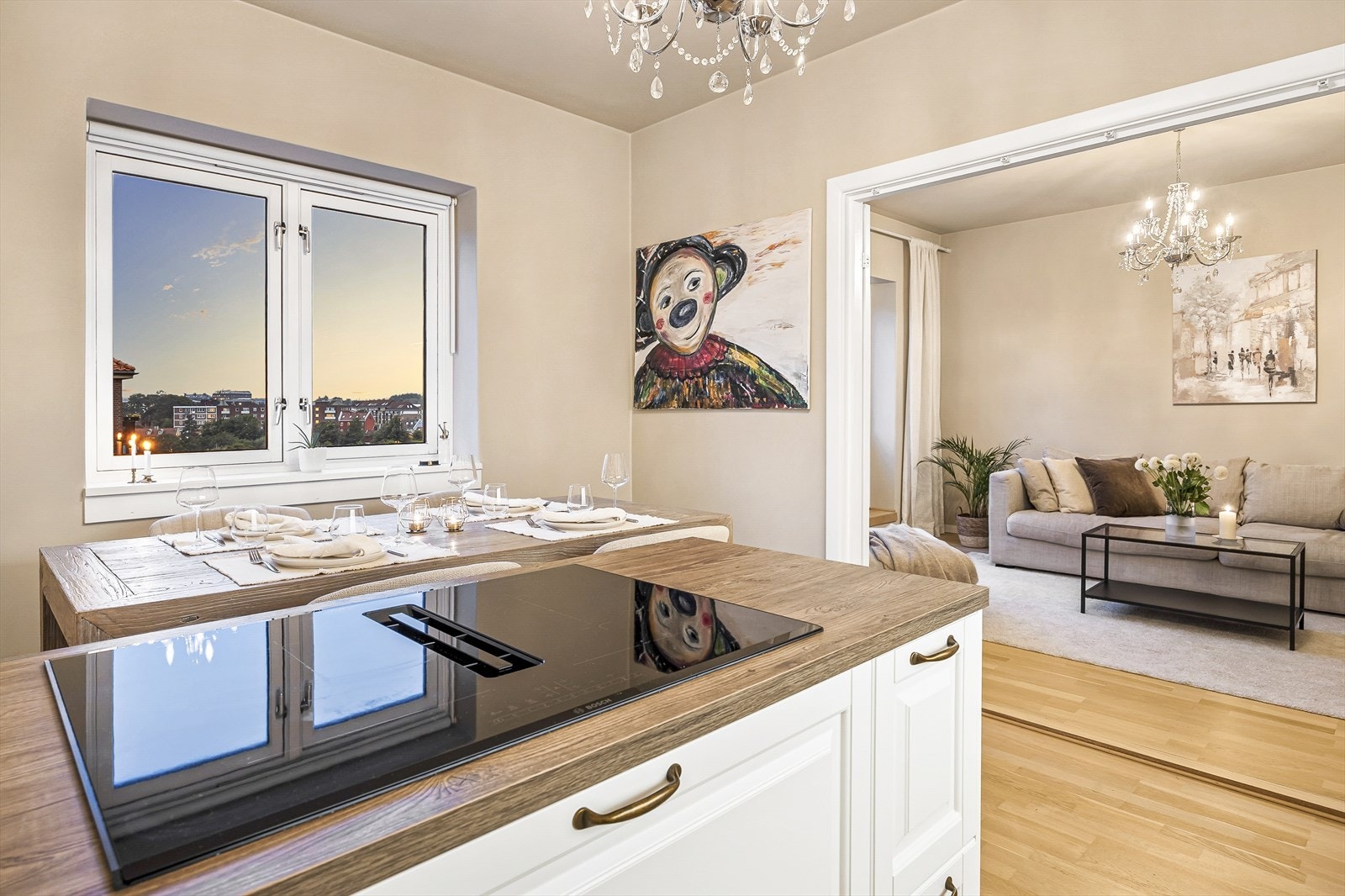 Den gode planløsningen gjør det enkelt å lage mat og underholde gjestene samtidig. Galleribilde