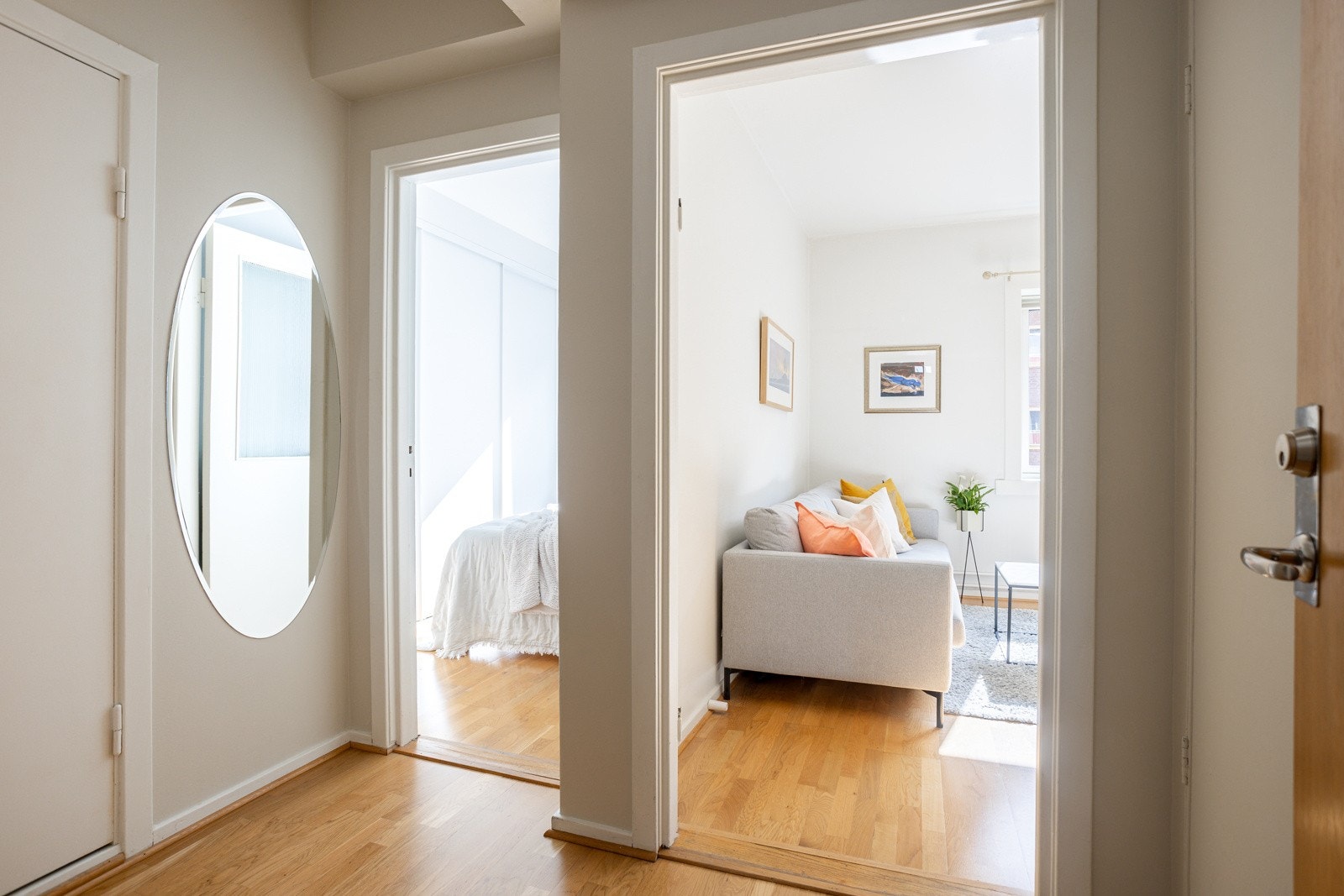 Kjøkkenet ble flyttet i 2018 og leiligheten har nå en optimal planløsning som utnytter plassen til det fulle. Galleribilde