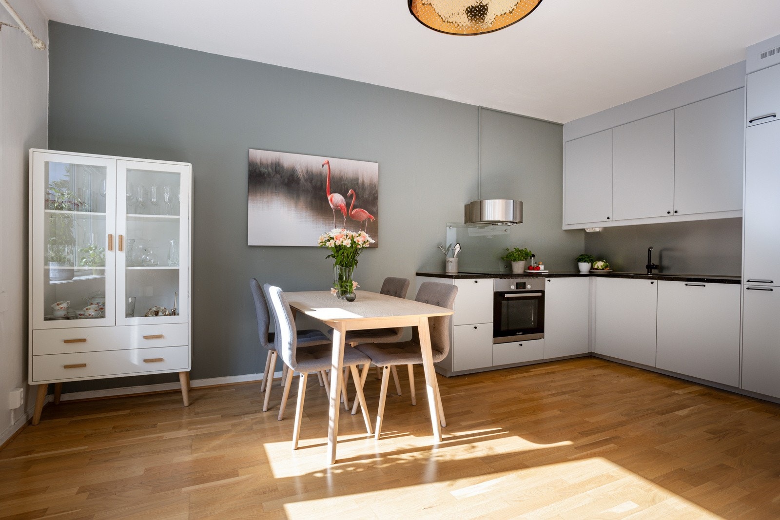 I stuen har du god plass til både sofagruppe og et spisebord i tilknytning til kjøkkenet. Galleribilde