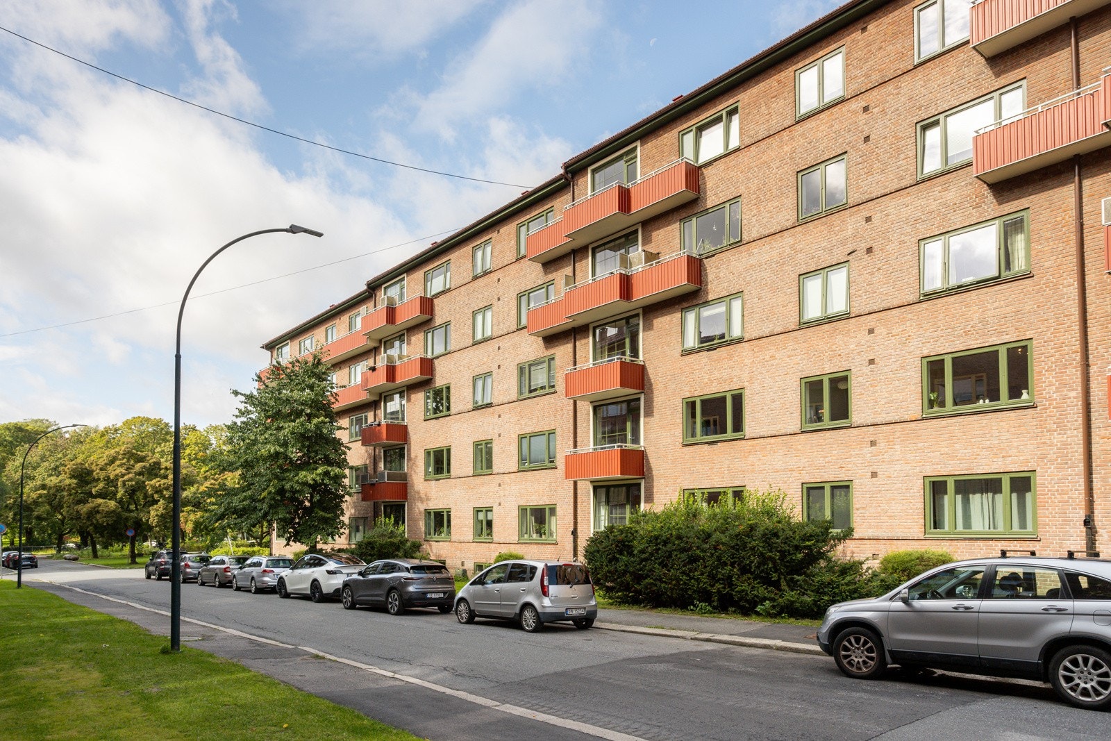 Her bor du midt på Sagene med gangavstand til alt av fasiliteter, grønne lunger og et utbredt kollektivtilbud. Dette er et område du vil trives i! Galleribilde