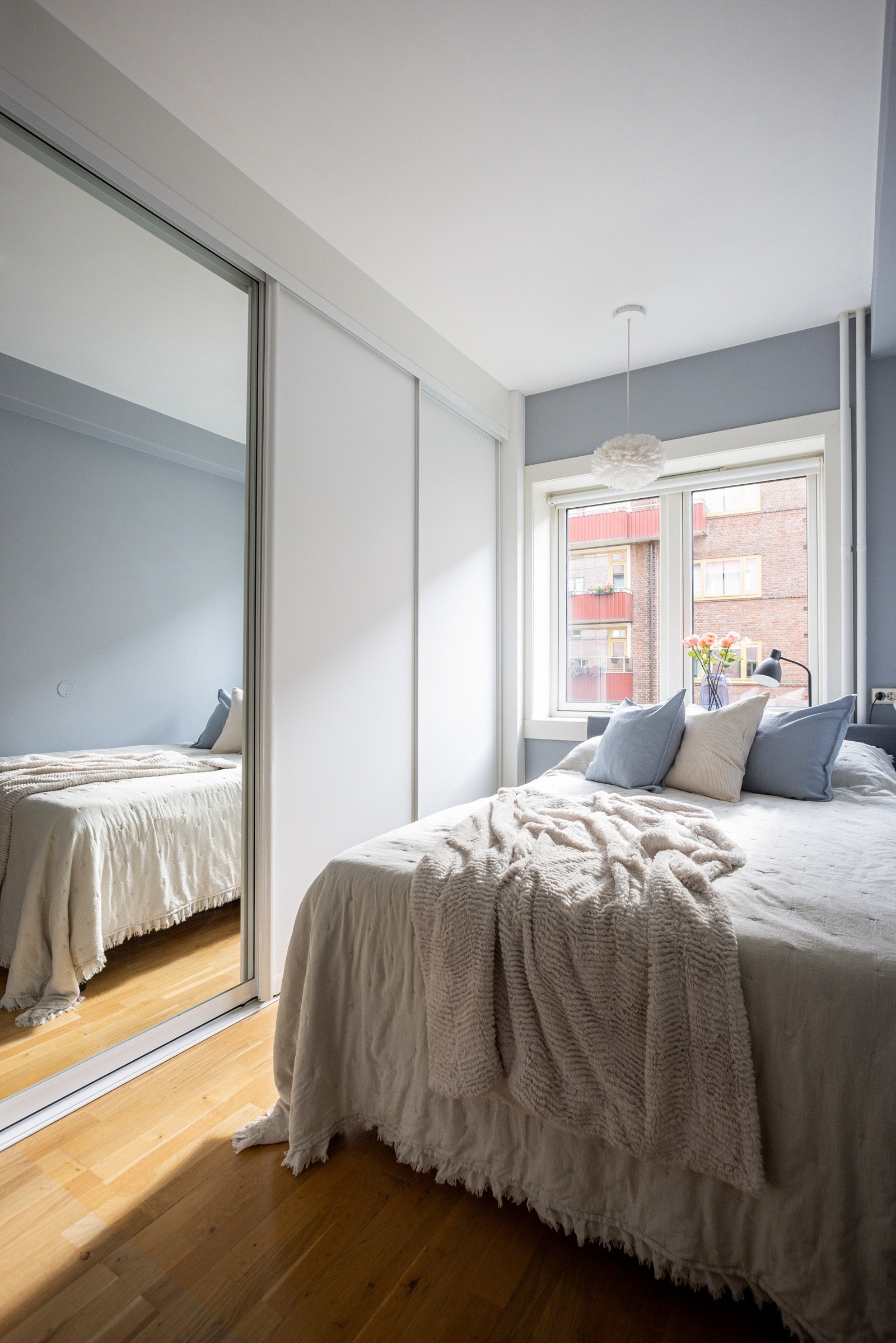 Rikelig med oppbevaringsplass i stor plassbygget skyvedørsgarderobe på ca. 3 meter. Galleribilde