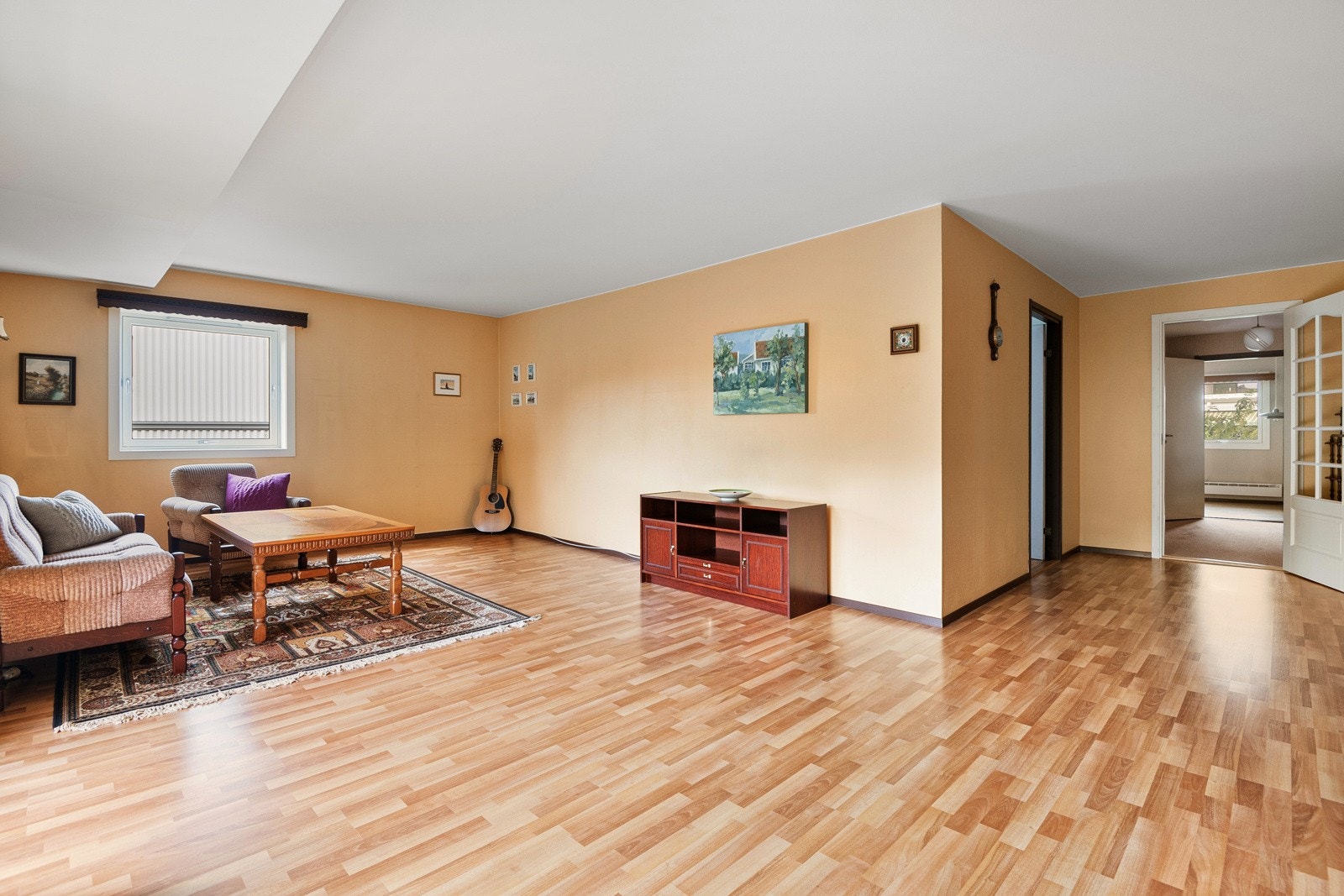 Stuen har god plass til sofaseksjon med tilhørende mediemøblement og spisestue. Galleribilde