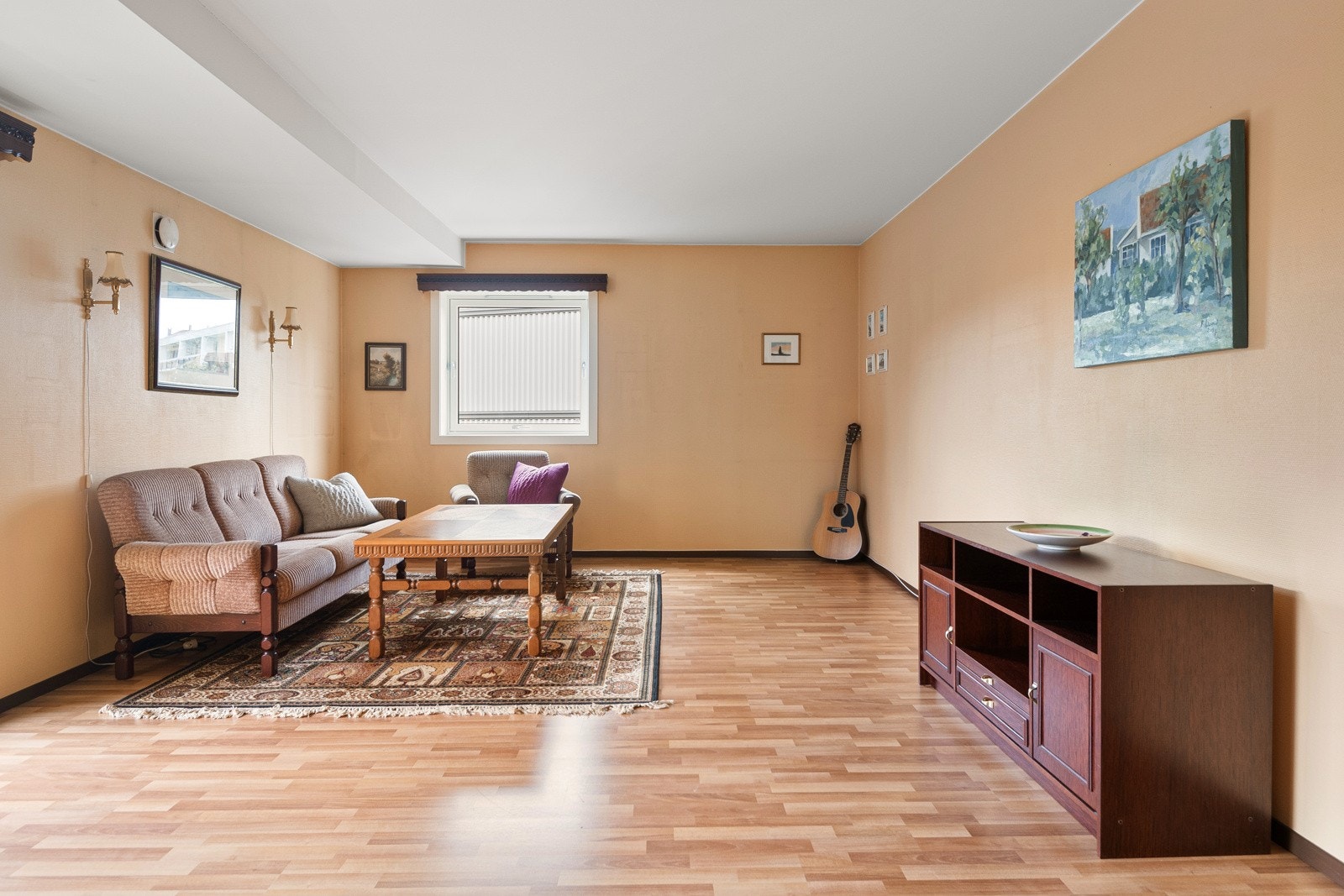 Stuen oppleves som meget romslig hvilket gjør den enkel å møblere med flere soner. Galleribilde