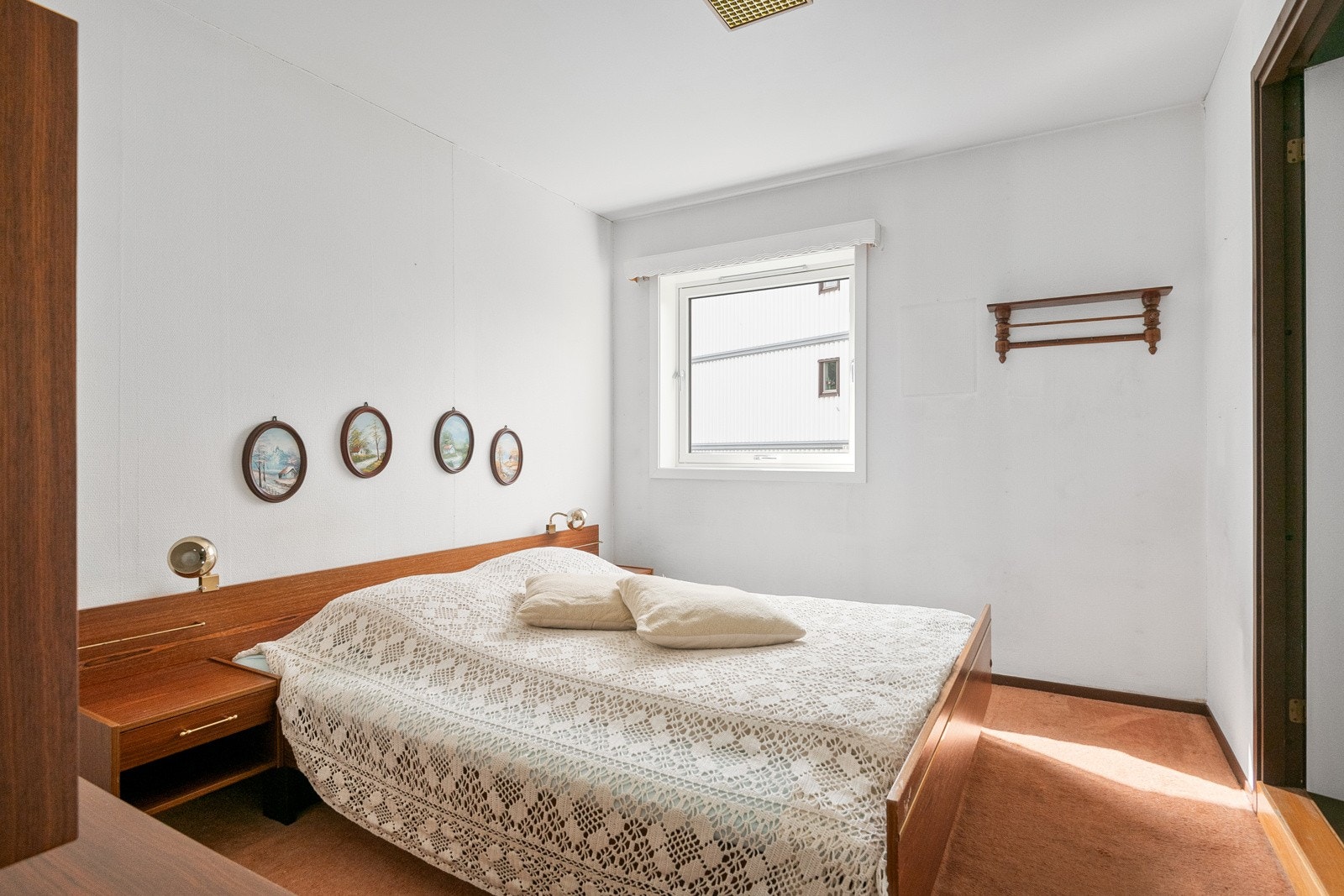 Hovedsoverommet oppleves som meget lyst og romslig med god plass til stor seng, nattbord og oppbevaringsmøblement. Galleribilde