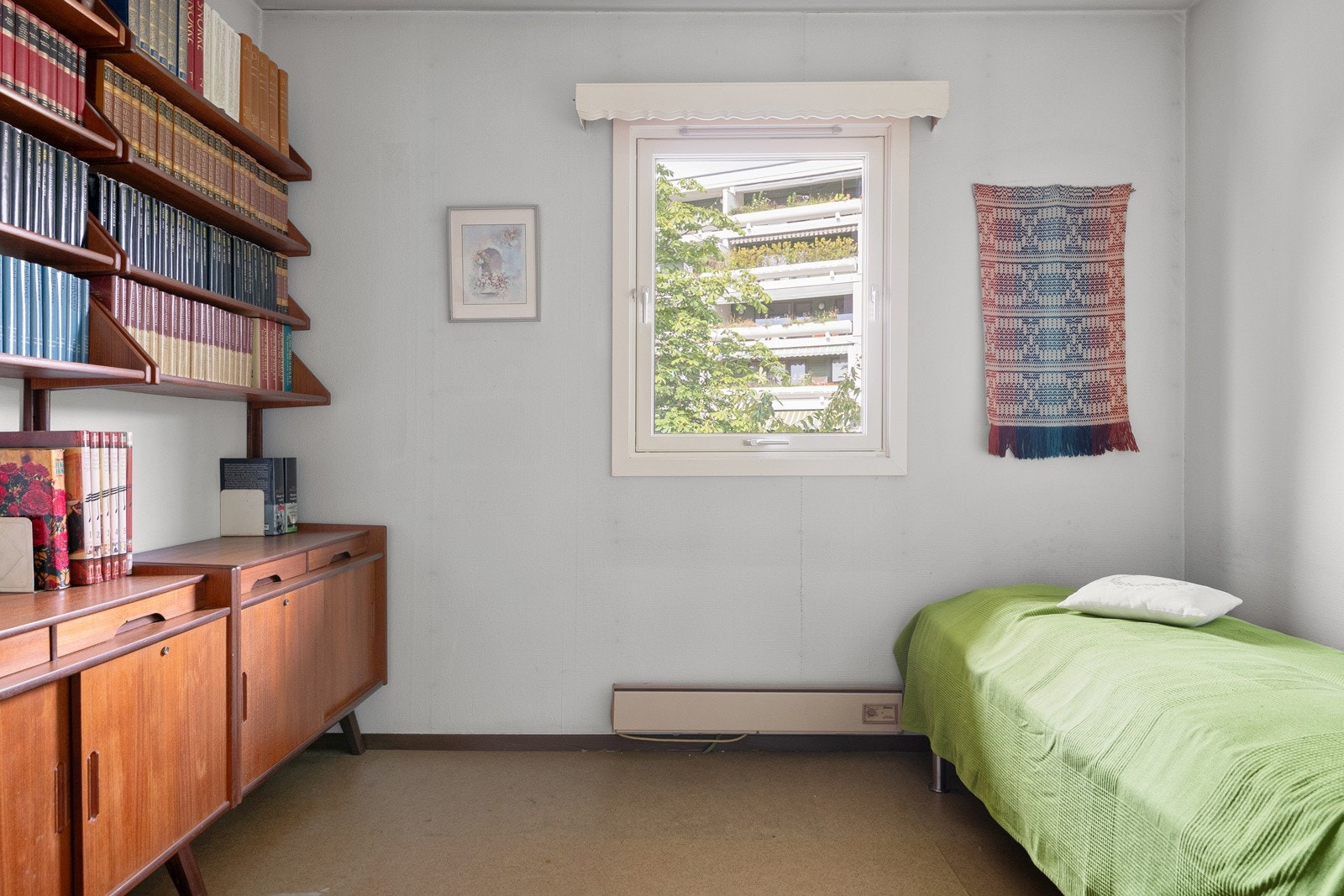 Soverom 3 fungerer utmerket som som en kombinasjon av gjesterom og kontor. Soverommet har garderobeskap og det er plass til en stor seng, kommode eller skrivepult. Galleribilde