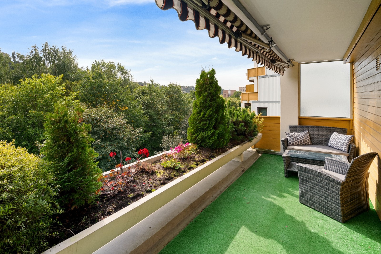 Her kan du sette ut flotte utemøbler til sommeren da størrelsen tillater plass til flere gjester. Mulighet for grill - Et perfekt sted å spise middag om sommeren. Galleribilde