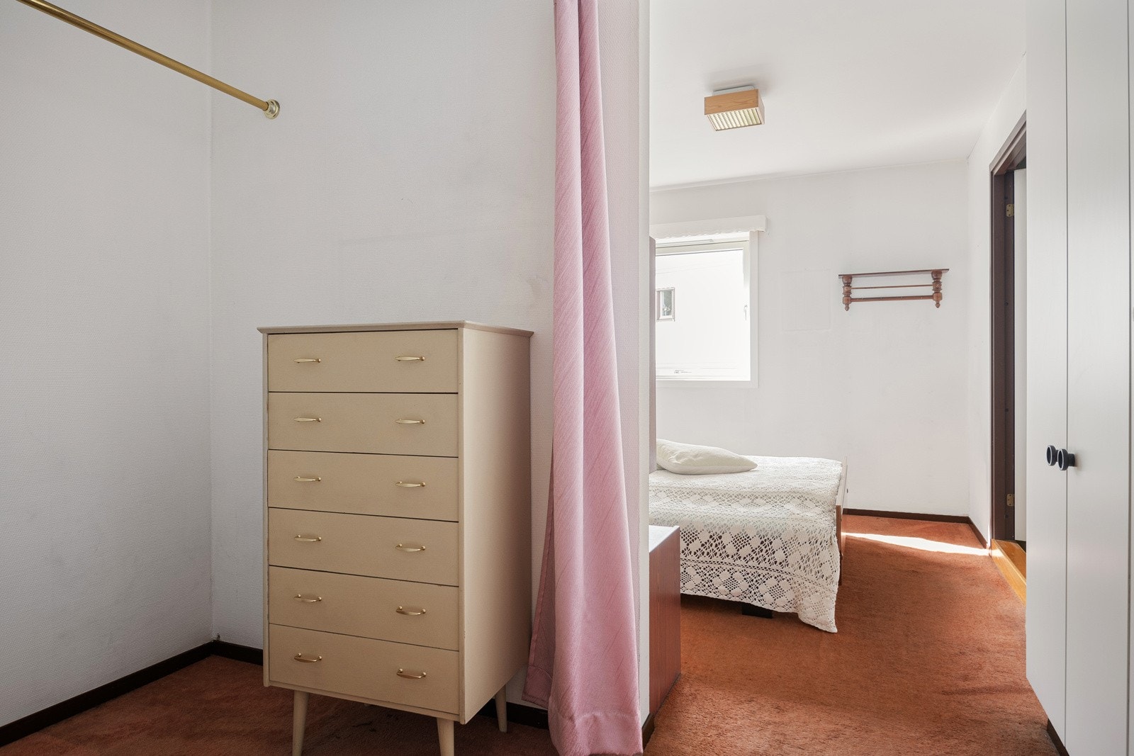 Soverommet har direkte tilgang til hovedbadet. Galleribilde