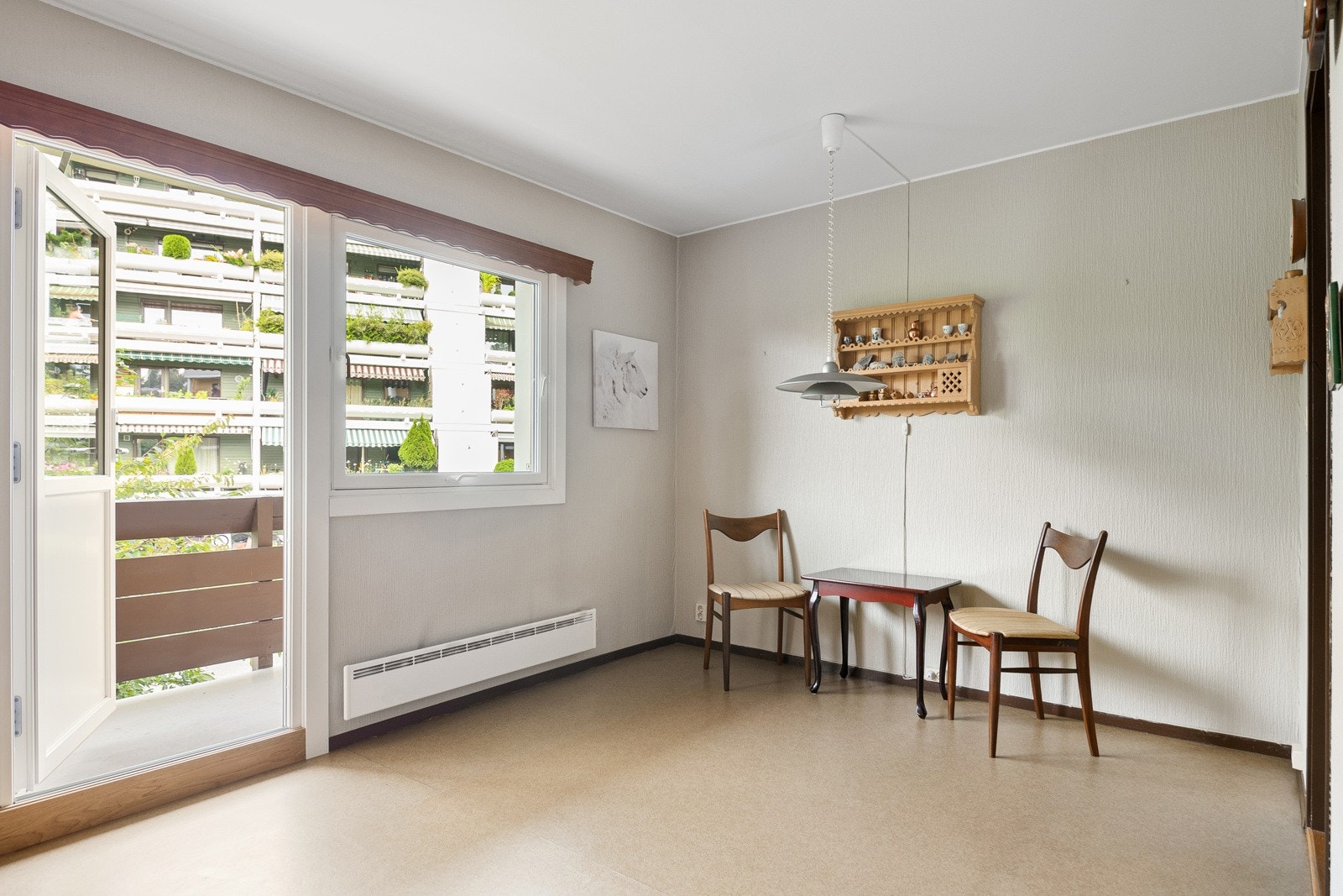 Her kan familien samles til en lengre helgefrokost og skue ut over områdets fellesareal fra hyggelig spiseplass. Galleribilde