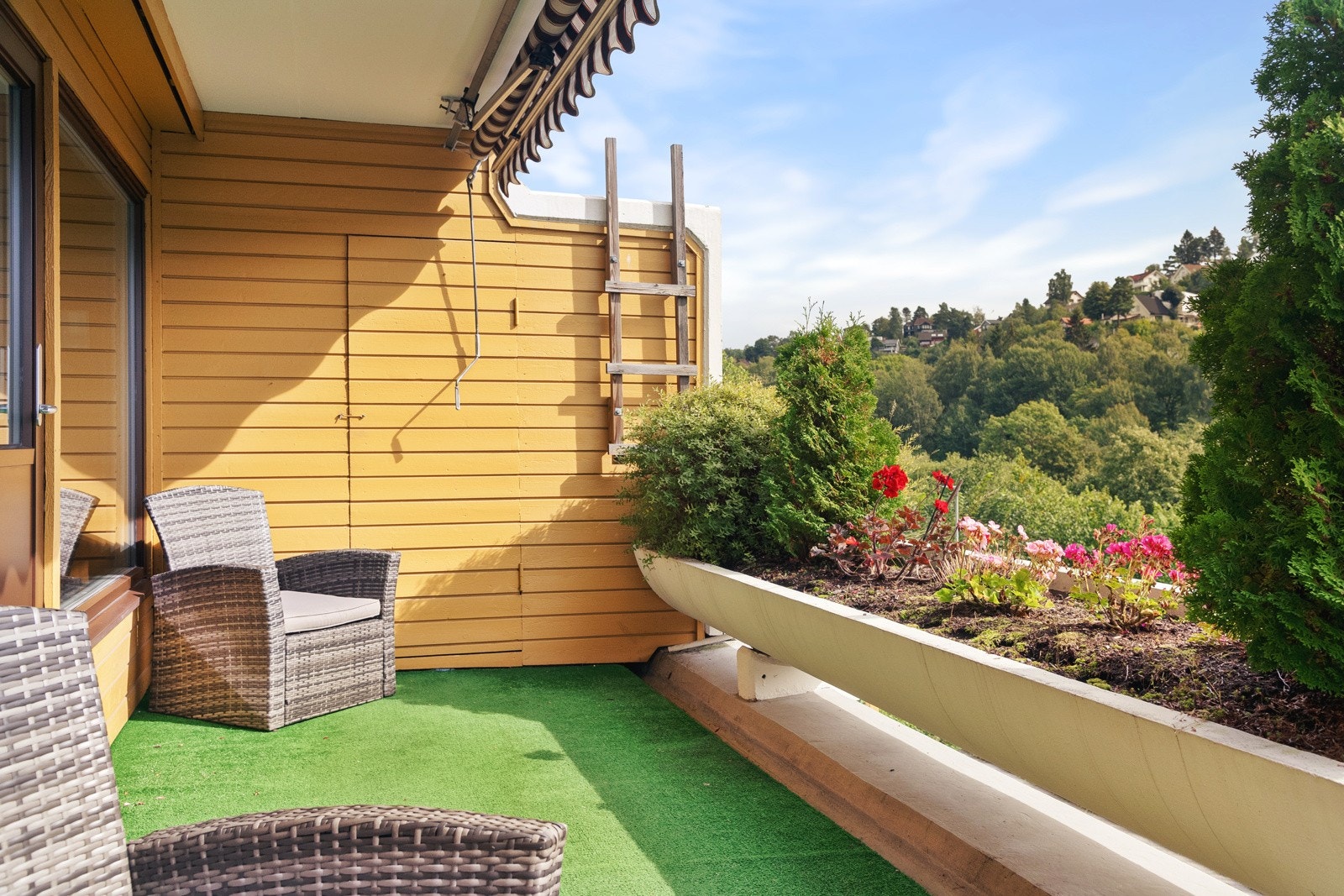 Når du står på terrassen forstår du fort at dette er en viktig del av leiligheten. Terrassen er usjenert og privat med mye sol. Terrassen ligger høyt og fritt til med flott utsikt og ingen innsyn! Tilgang til utebod på ca. 2 kvm med god lagringsplass. Galleribilde