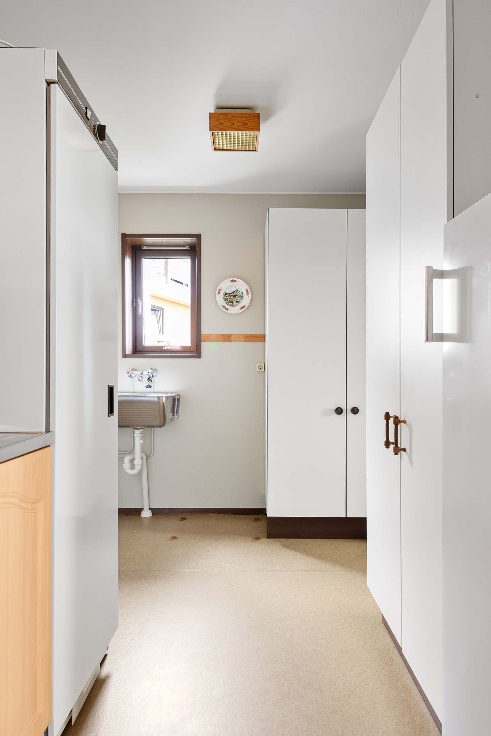 I enden av kjøkkenet har leiligheten et grovkjøkken med eget vindu som er smart plassert nærmest hovedbadet. Her er det utslagsvask, tørkeskap, opplegg til vaskemaskin og høyskap. Galleribilde