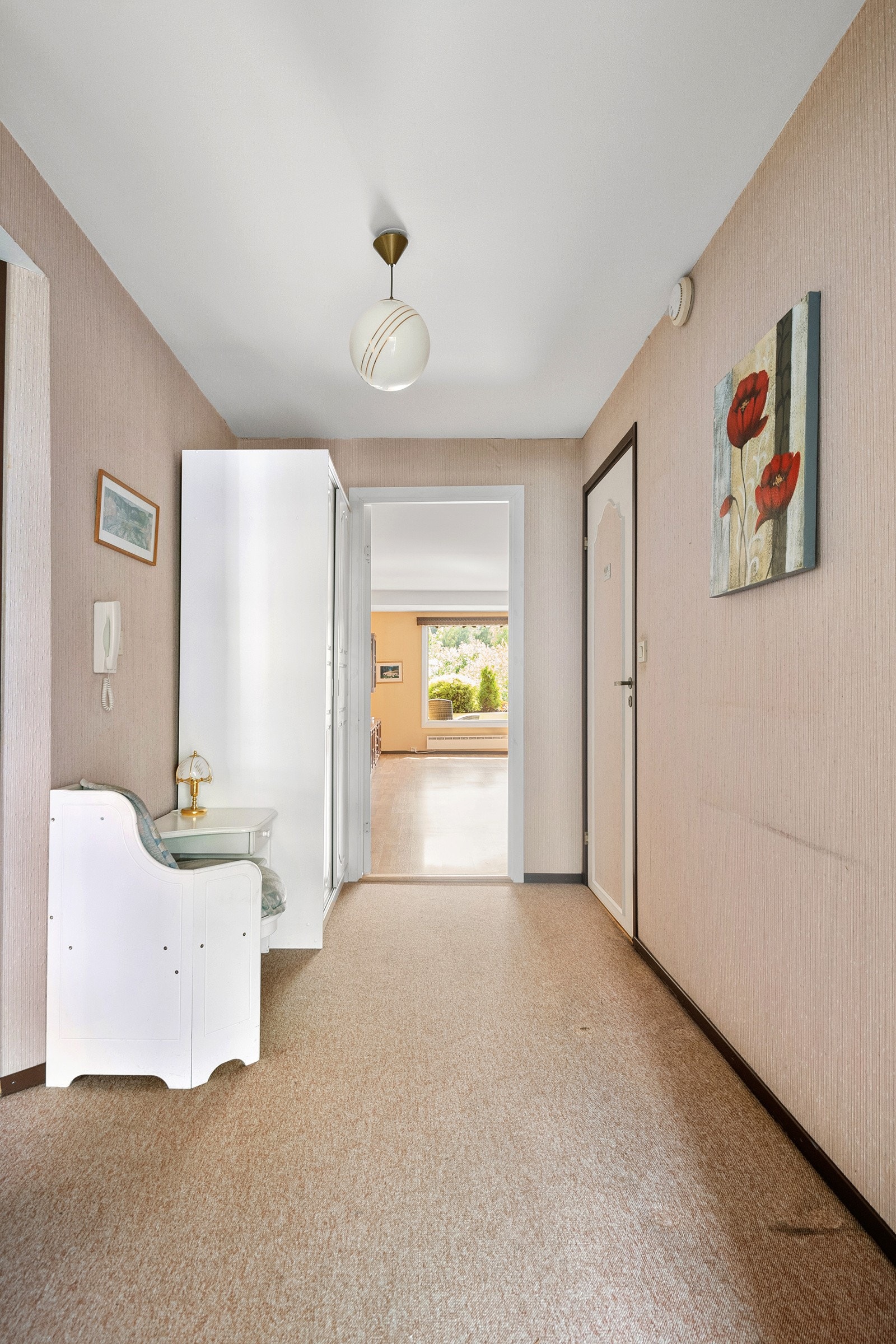 Entréen har åpen løsning mot kjøkkenet og stue som bidrar til en luftigere atmosfære der dagslyset fritt kan stømme igjennom. Galleribilde