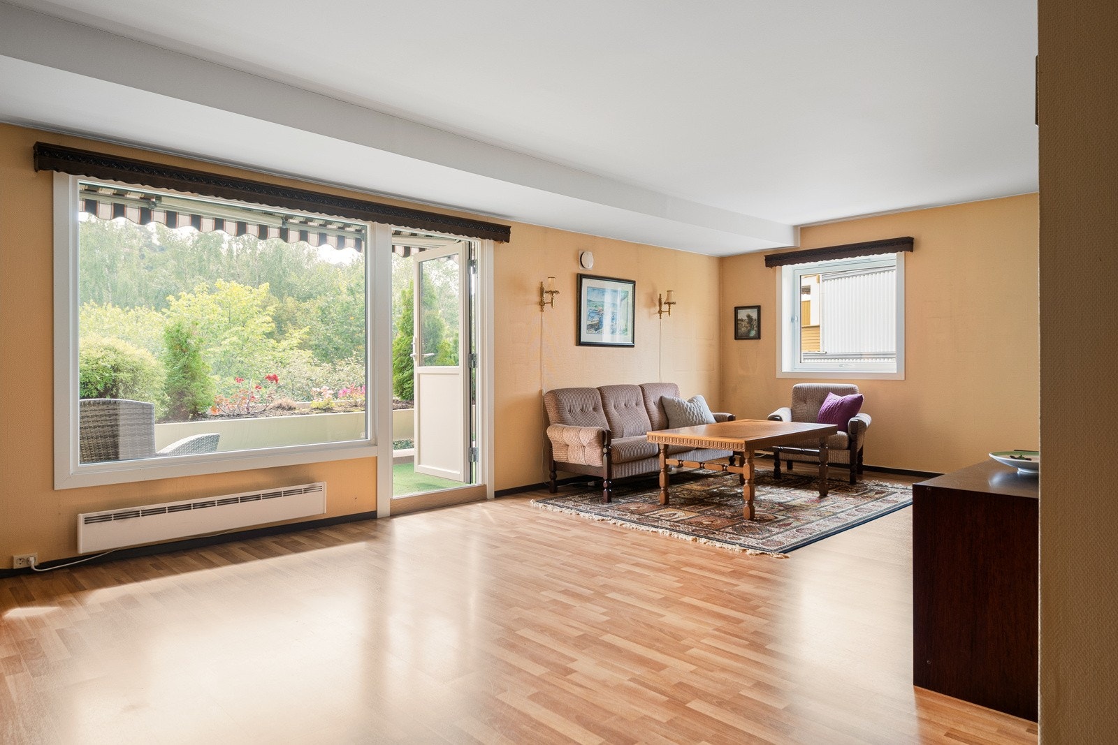 Stuen tilføres gode mengder naturlig dagslys via 2 himmelretninger og ivaretar den luftige romfølelsen. Galleribilde