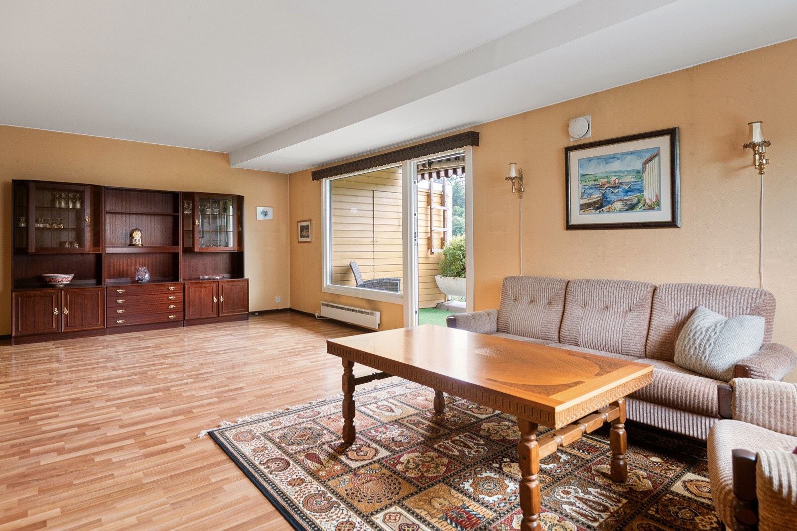 Fra stuen er det utgang til stor og solrik terrassen på ca 12 kvm. med flott utsikt over grønarealer og ingen innsyn. Om sommeren fungerer også terrassen som en forlengelse av stuen med sol store deler av dagen. Galleribilde