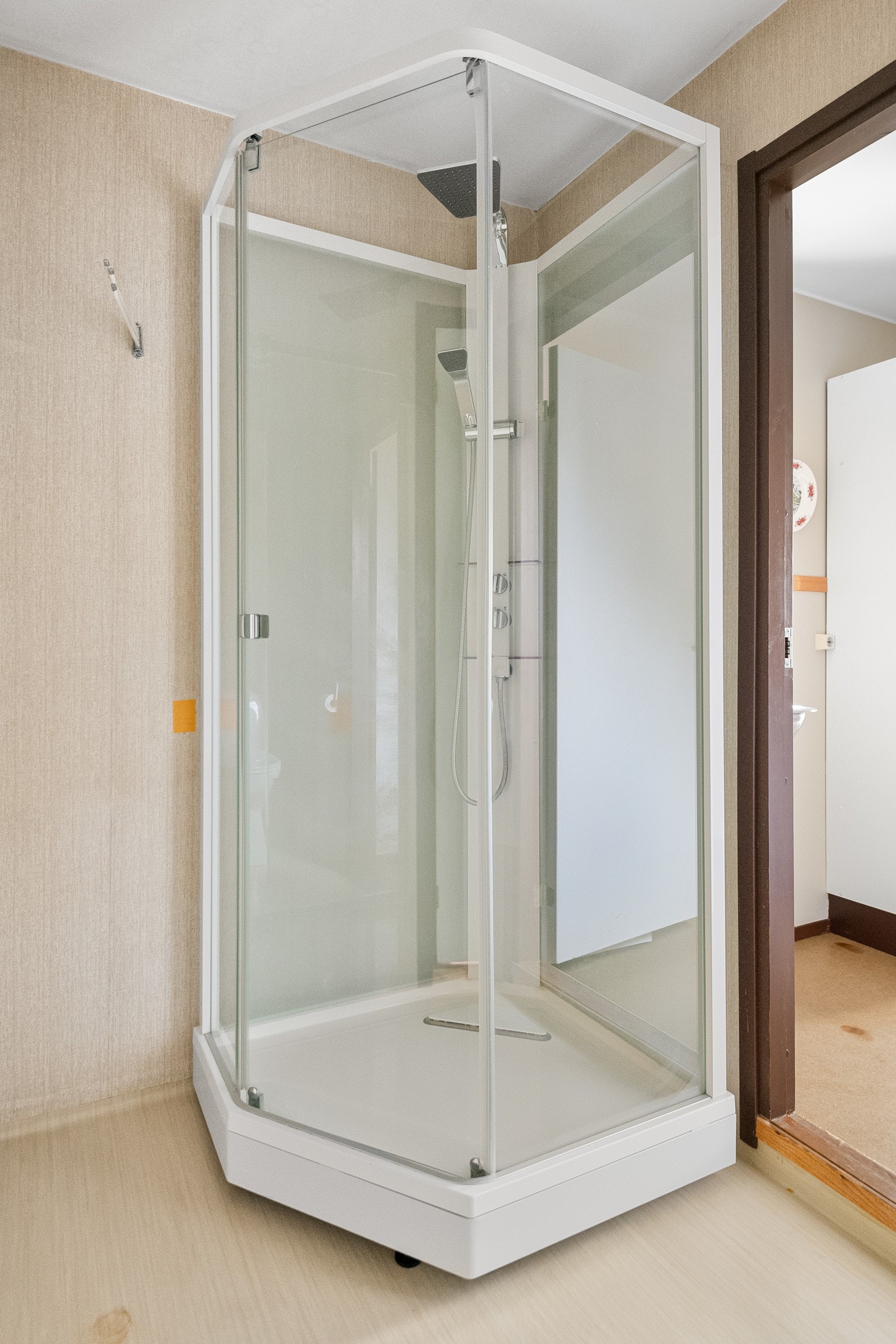 Det er god plass til å sette inn et badekar - idéelt for småbarnsfamilier! Felles varmtvann. Galleribilde