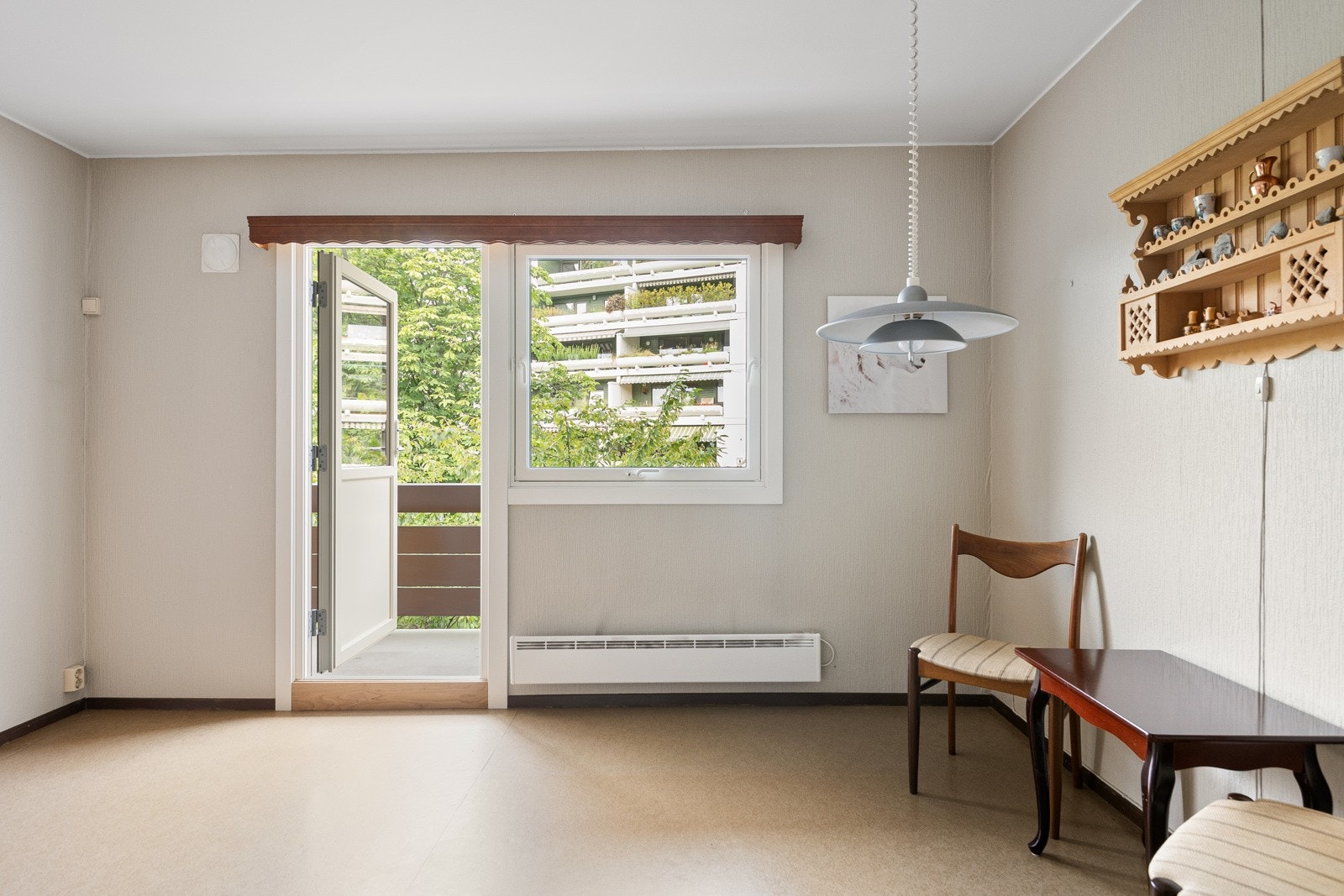 Det er god plass til langbord for å invitere familie og venner til et hyggelig middagsmåltid. Galleribilde