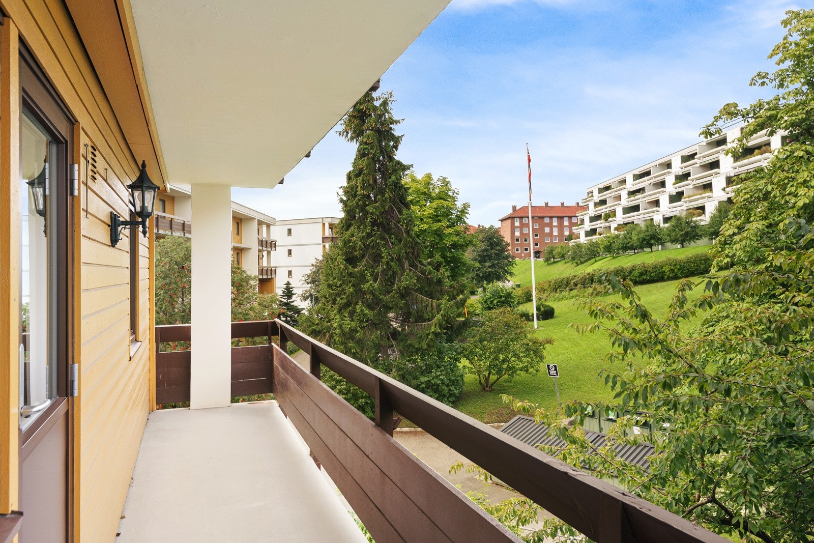 Balkongen har utgang fra kjøkkenet og har ingen innsyn. Her kan du nyte frokosten til fuglekvitteret, eller kveldsmaten til lyden av byen som slår seg til ro. Mulighet for grill! Galleribilde