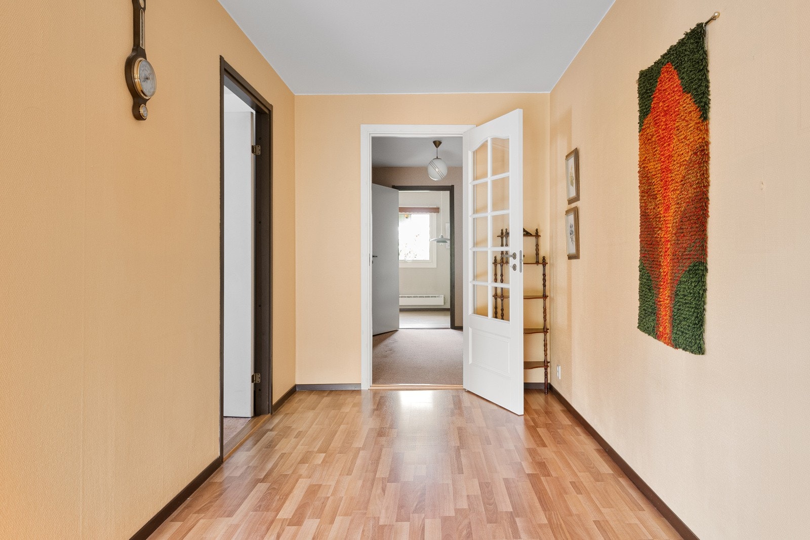 Boligen er gjennomgående med mye naturlig dagslys, samt vinsusflater fra 3 himmelretninger. Galleribilde