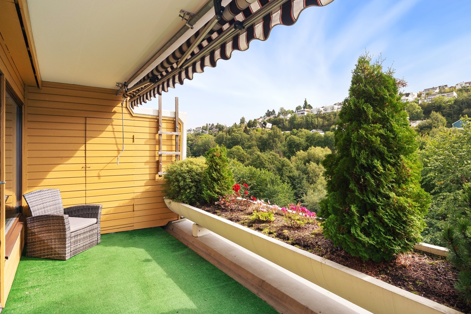 Terrassen har markise og utebod. Har du grønne fingre kan du la kreativiteten blomstre i den store blomsterkassen. Galleribilde