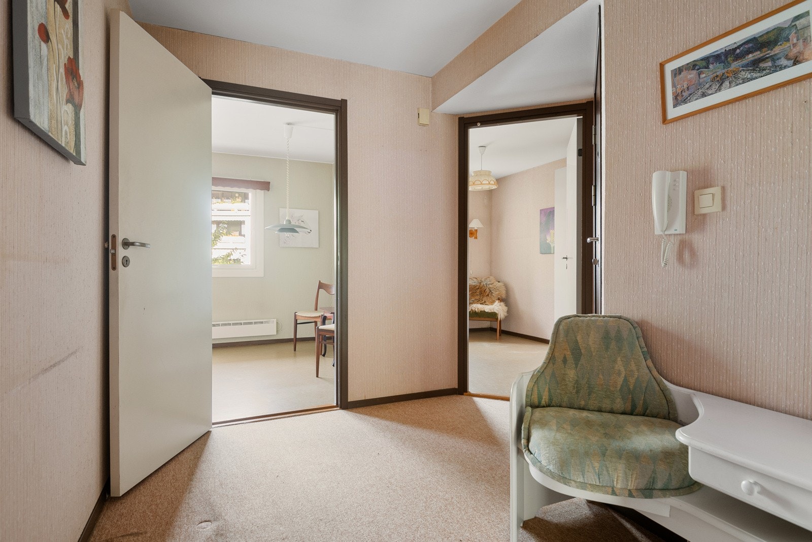 Ditt første møte med leiligheten er entréen, som fungerer som et praktisk knutepunkt mellom rommene. Med andre ord utnyttes hver kvadratmeter optimalt. Det er god plass til garderobeskap som gir godt med oppbevaringsplass for sko og yttertøy. Galleribilde