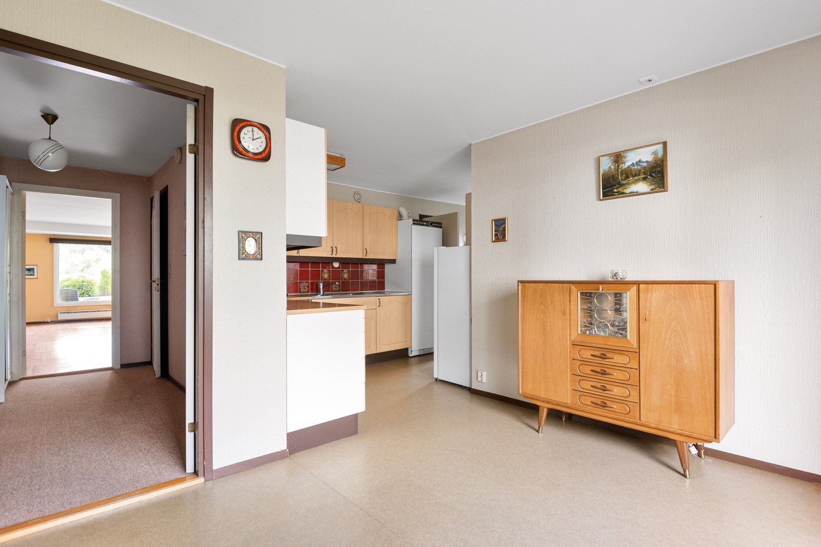 Kjøkkenet er av god størrelse og har rikelig med både skap- og benkeplass. Man kan enkelt holde samtalen i gang med sine gjester mens man lager et bedre måltid. Galleribilde