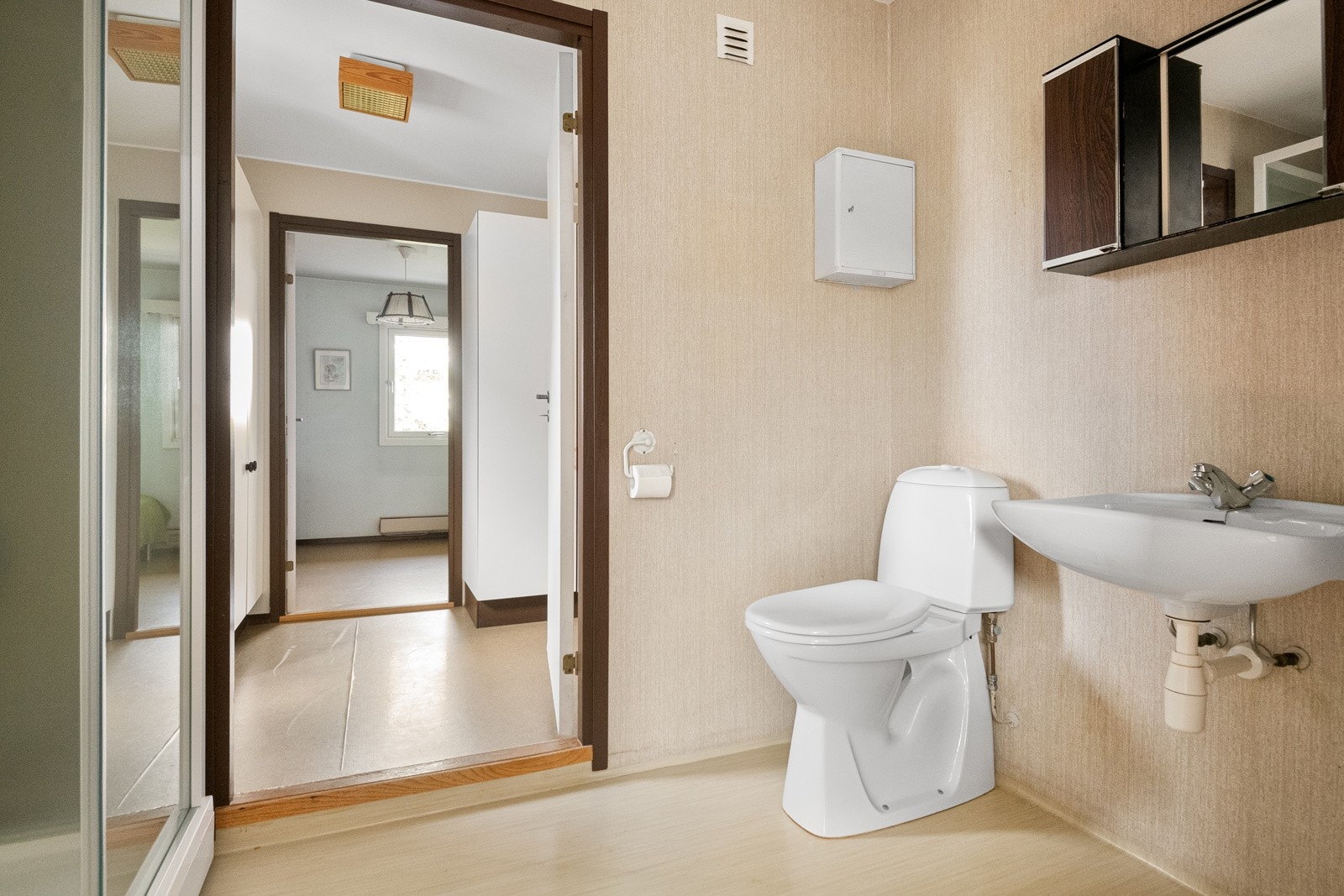 Eldre hovedbad med toalett, dusjkabinett, servant og speil. Galleribilde