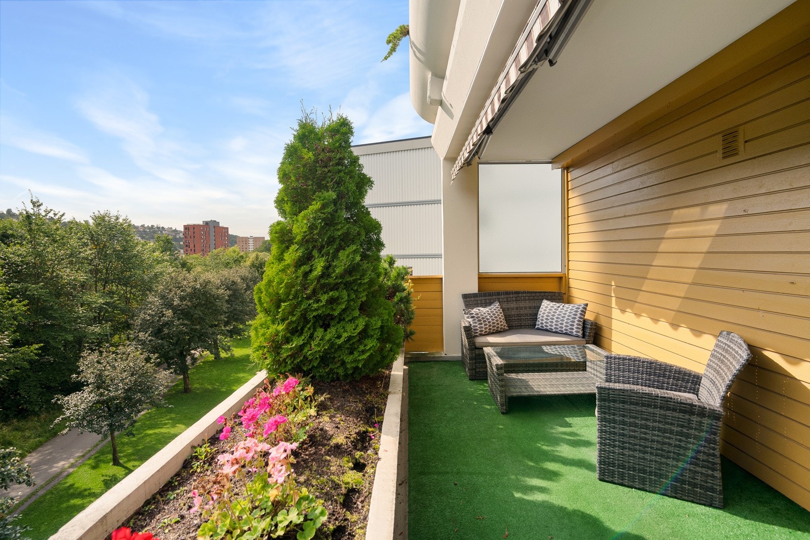 Boligen ligger høyt og fritt til med usjenert utsikt og fine solforhold! Galleribilde