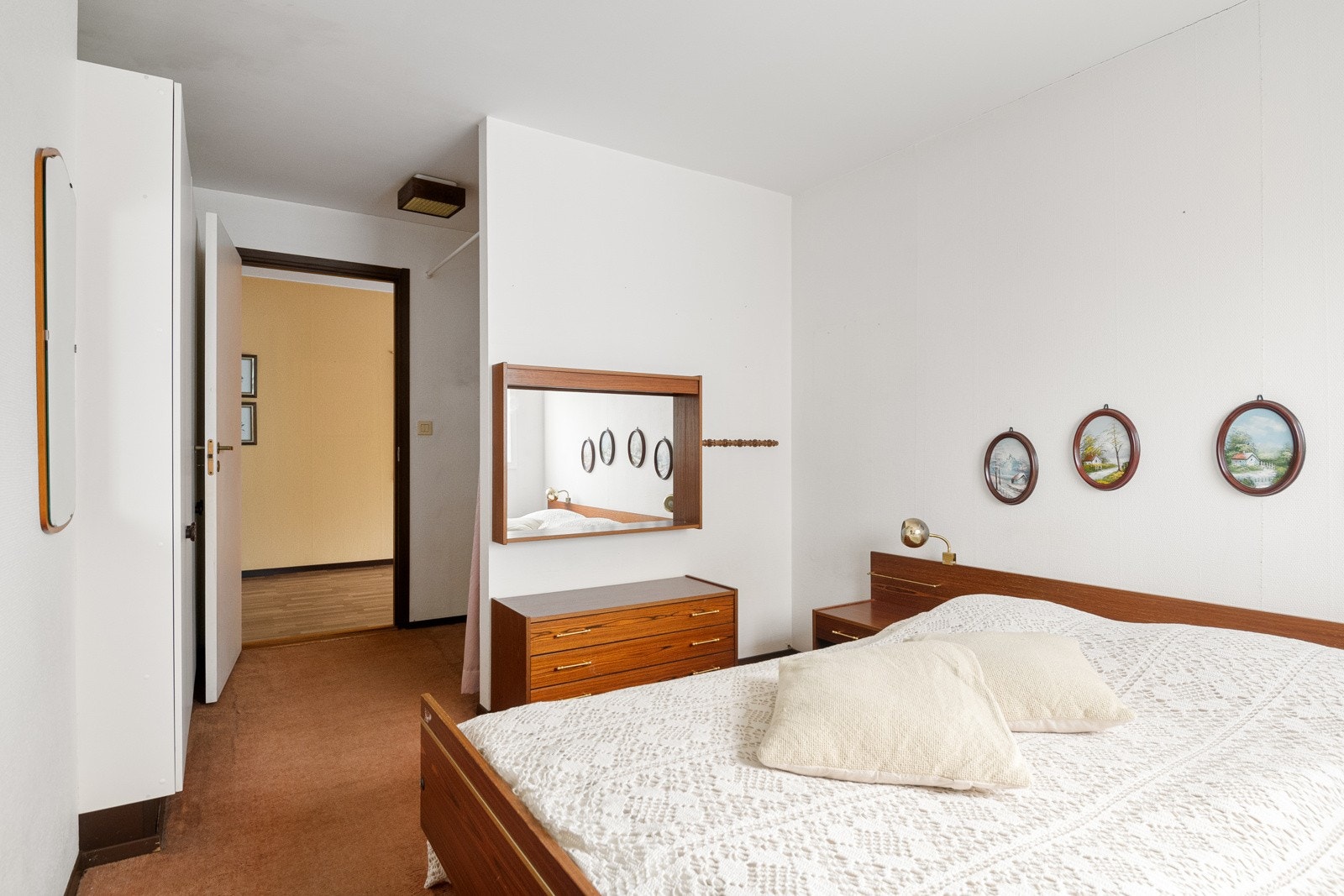 Et stort garderobeskap er smart plassert langs den ene veggen og gir godt med klesoppbevaring. Galleribilde