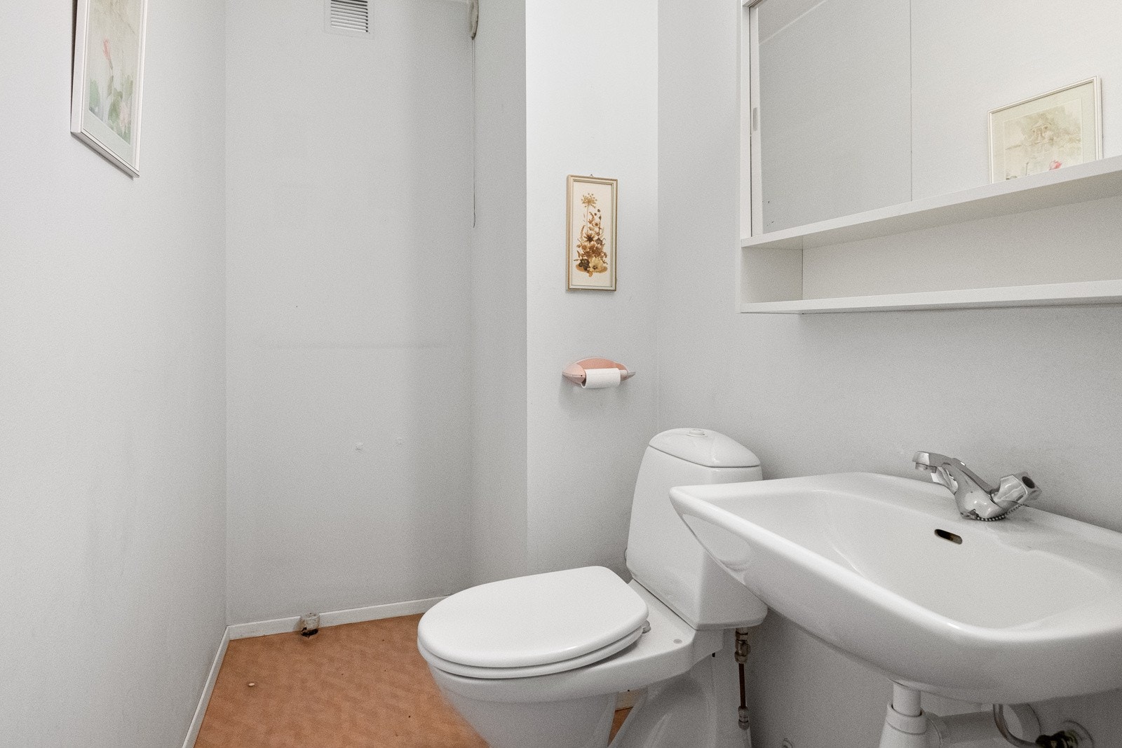 Eldre bad/wc med toalett, opprinnelig dusjnisje, servant og speil. Badet har inngang fra entréen og er ideelt for gjester. Galleribilde