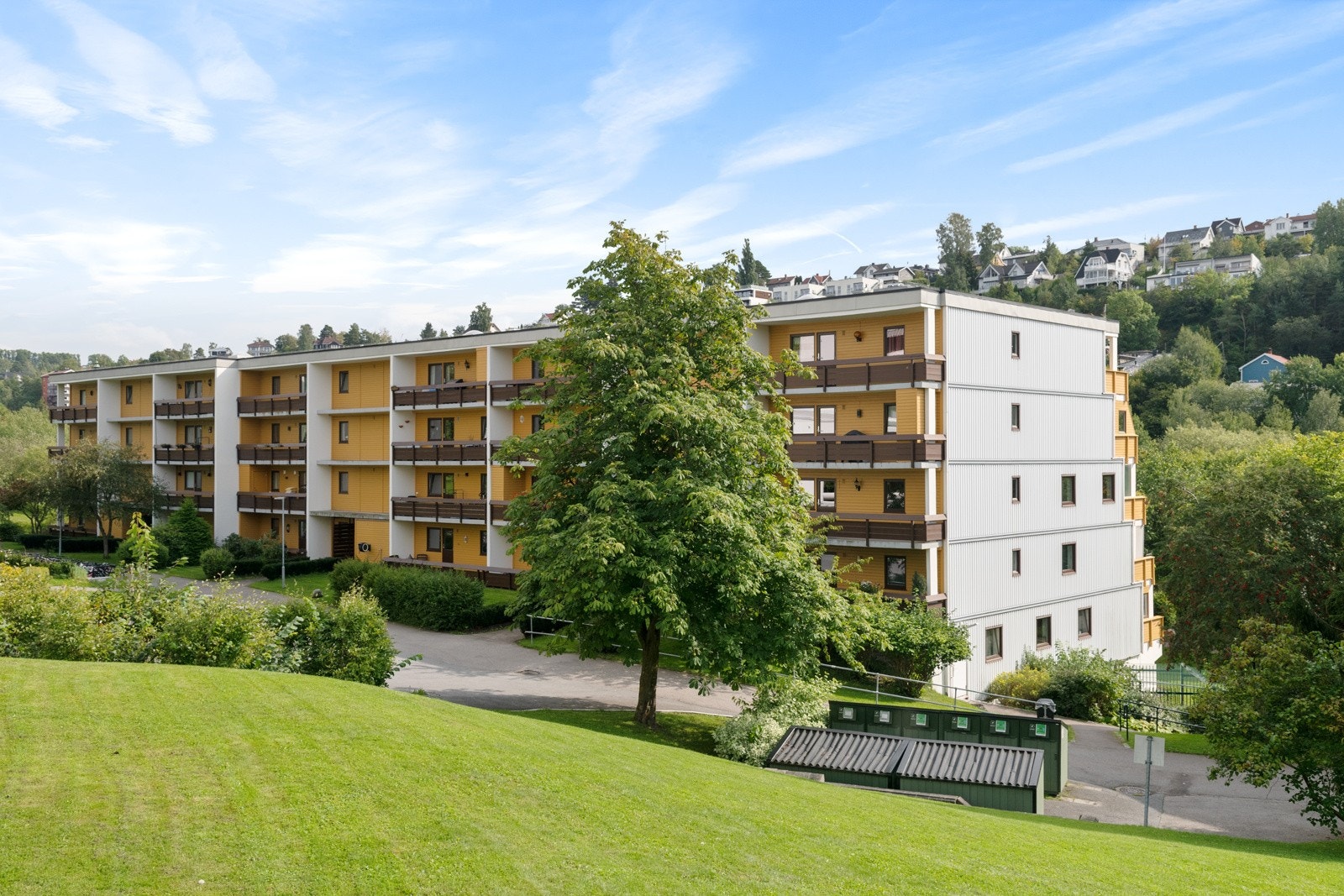 Etterstad er et tilbaketrukket og trafikkstille boligområde, og har ingen gjennomgangstrafikk. Det er fine tur- og joggemuligheter i området. Galleribilde