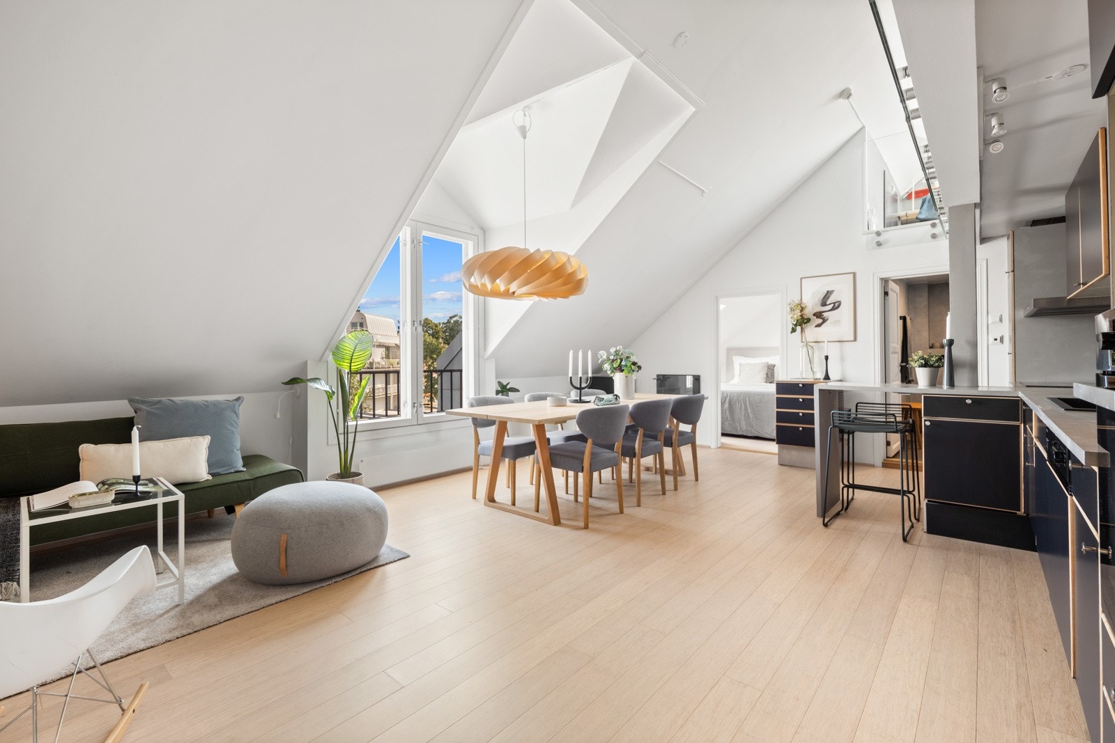 Attraktiv loftsleilighet over to plan. Godt med naturlig lysinnslipp Galleribilde