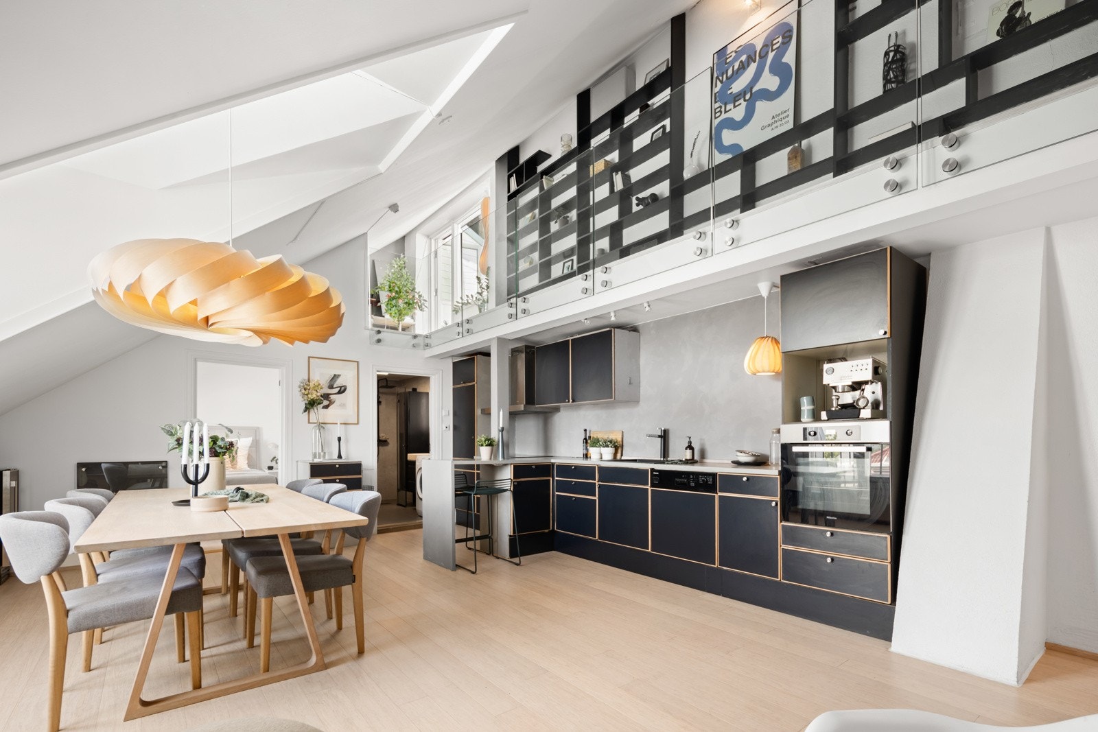 Stort oppholdsrom med åpen kjøkkenløsning Galleribilde