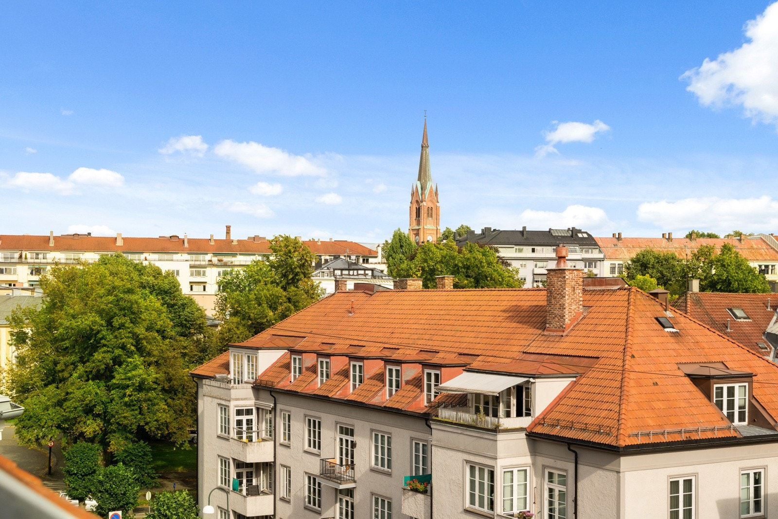 Utsikt mot Uranienborg kirke fra den franske balkongen i stuen Galleribilde