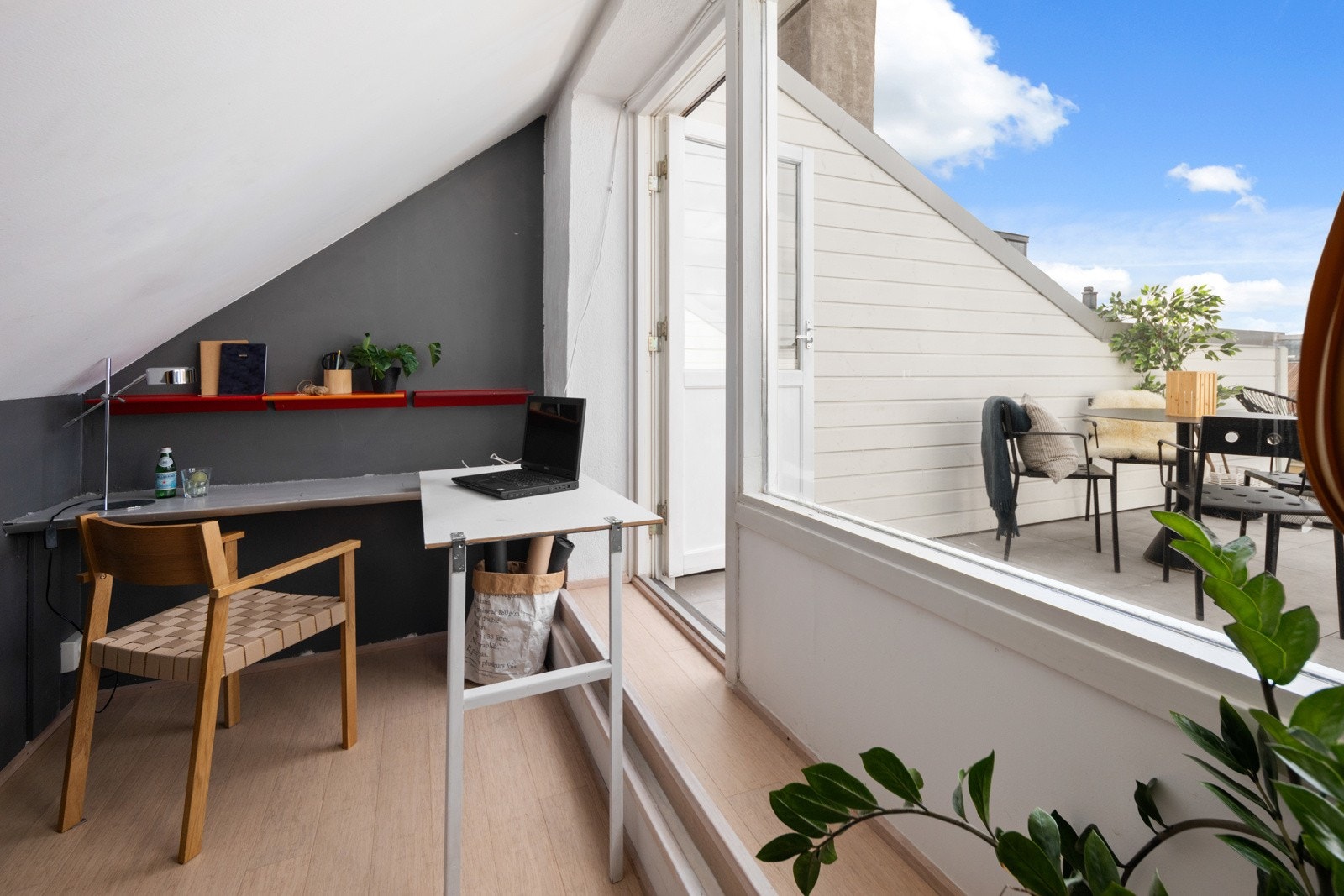 Stor solrik og usjenert takterrasse Galleribilde