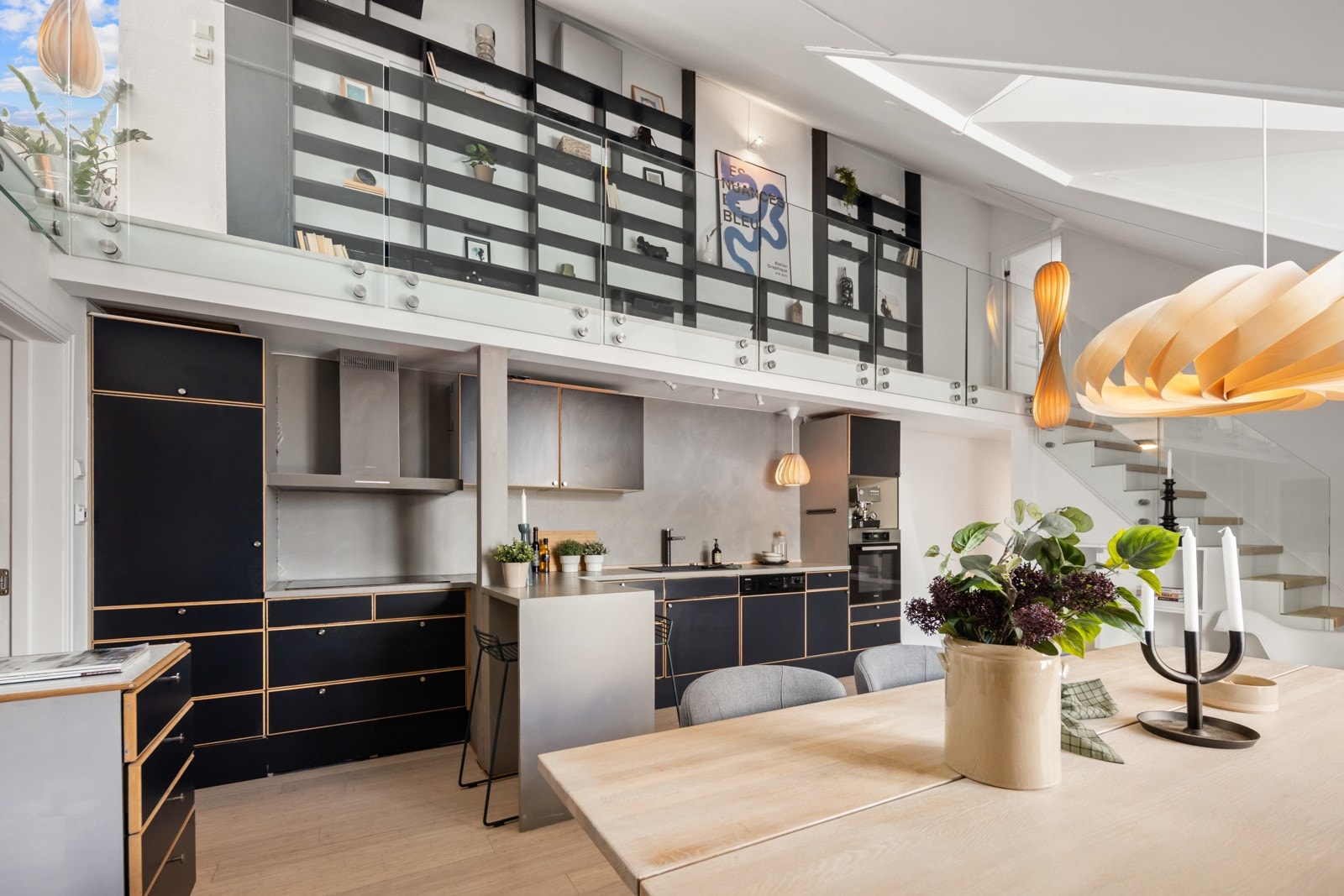 Åpen løsning med meget god takhøyde i oppholdsrommet Galleribilde