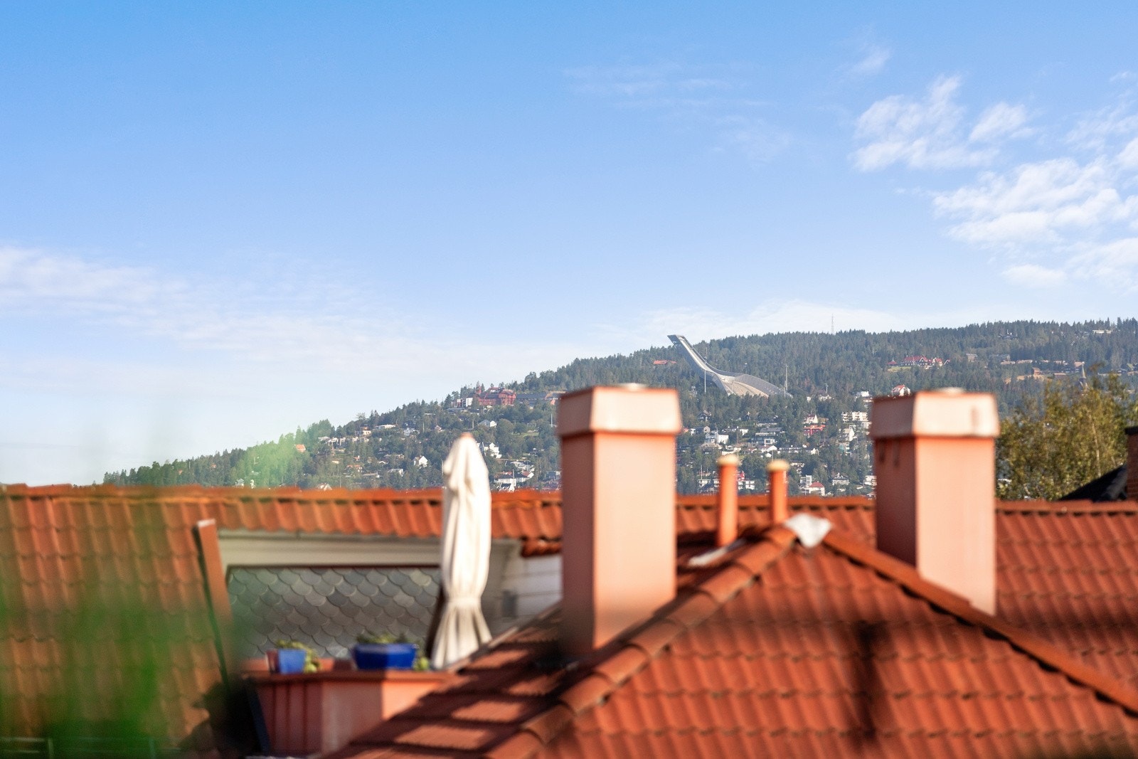 Hyggelig utsikt mot Holmenkollåsen i vest fra takterrassen Galleribilde
