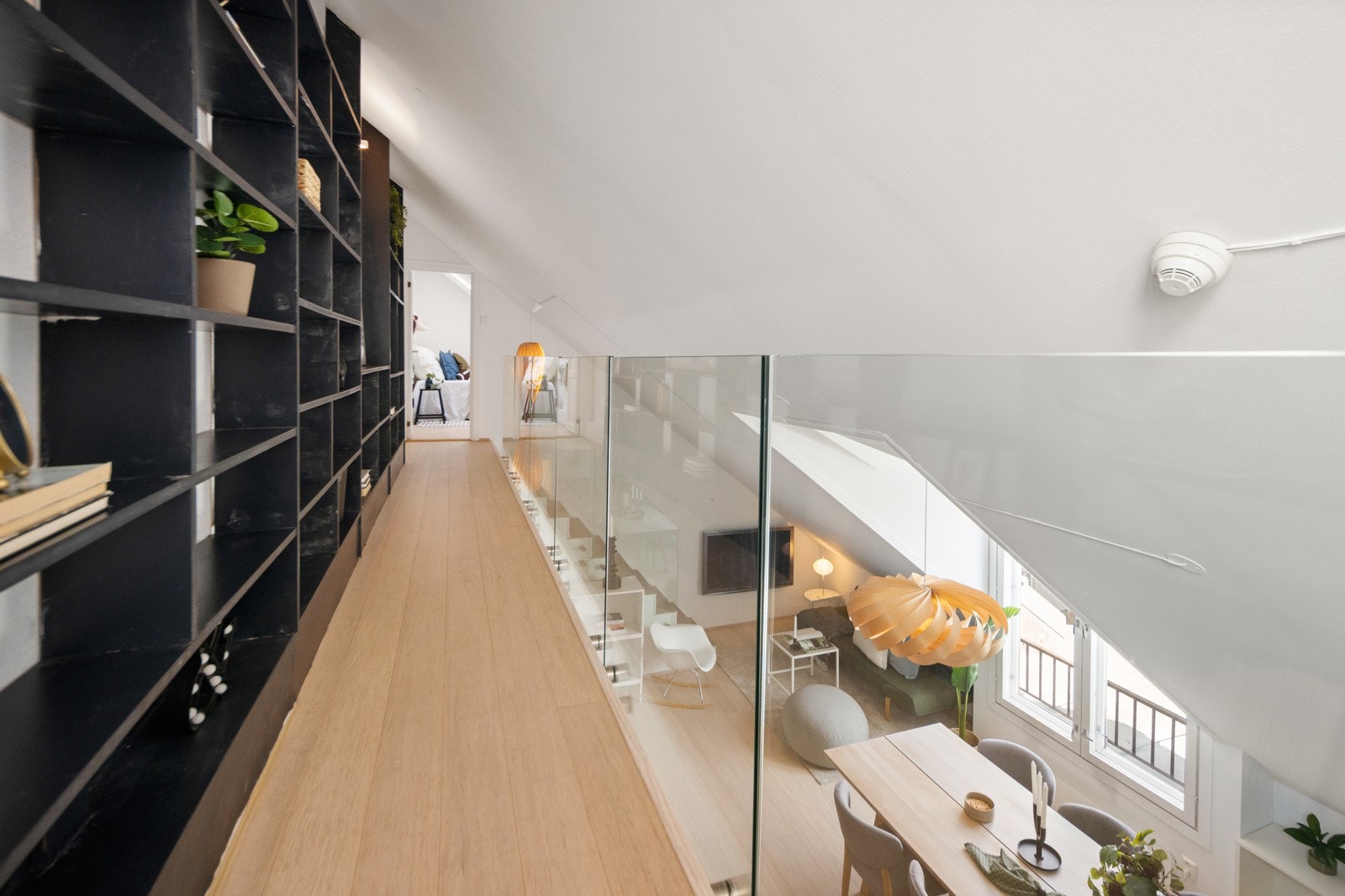 Fin hylleløsning i gangen oppe. Gelenderet i glass gir fint gjennomlys Galleribilde