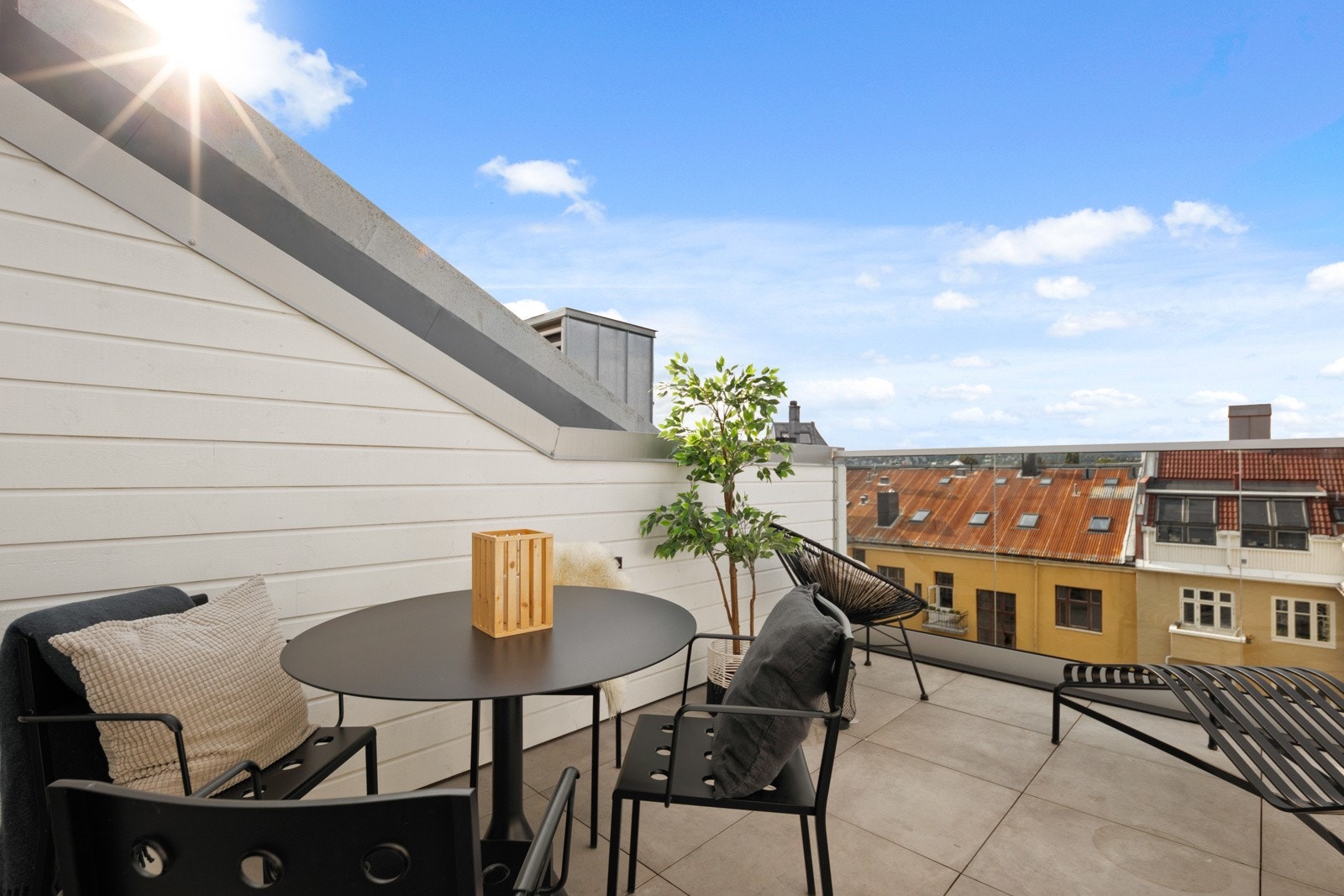 Hyggelig utsikt mot Holmenkollåsen i vest fra takterrassen Galleribilde