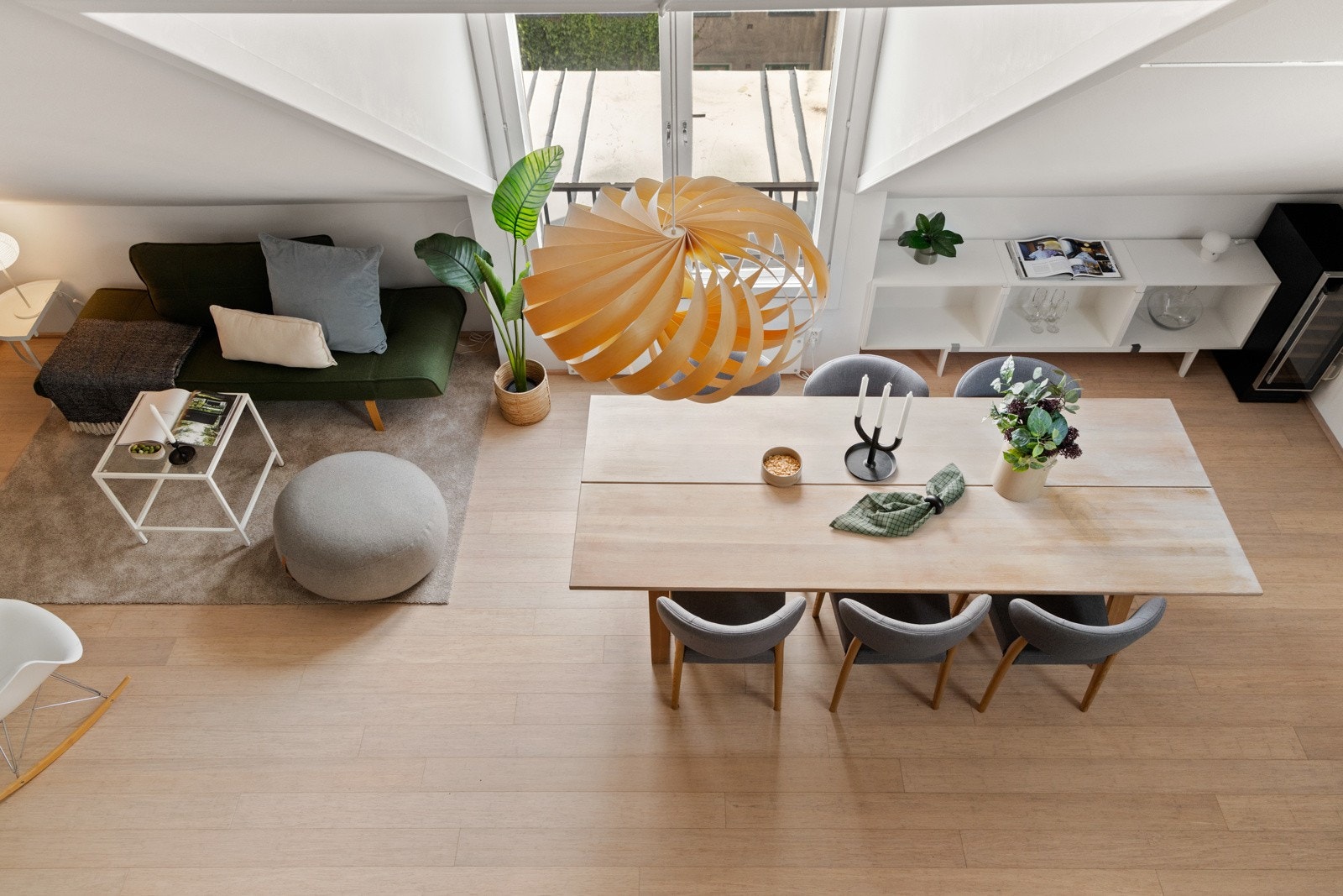 Fransk balkong i stuen gir lyst og hyggelig utsyn Galleribilde