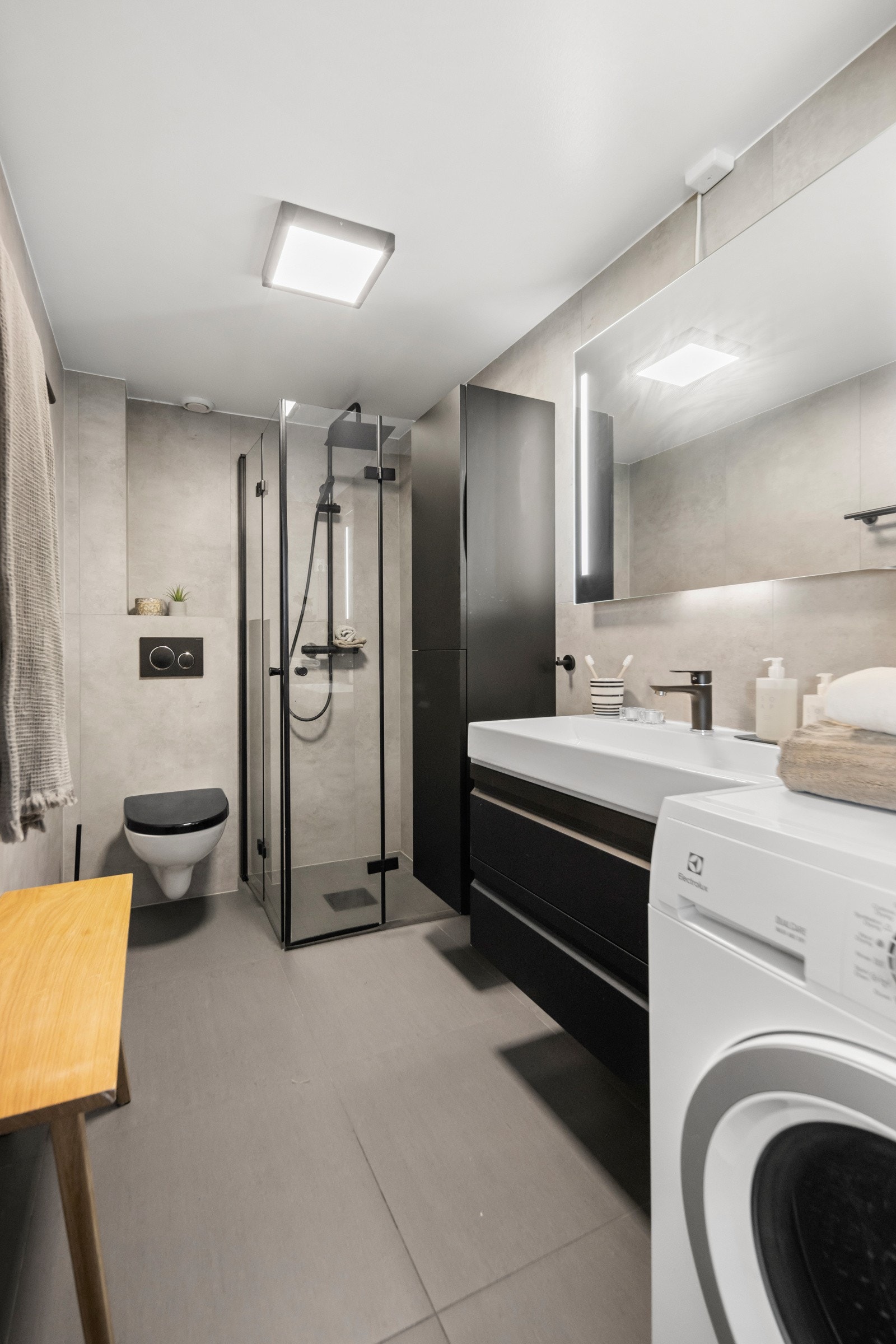 Nytt bad fra 2020 med moderne innredning og opplegg for vaskemaskin Galleribilde