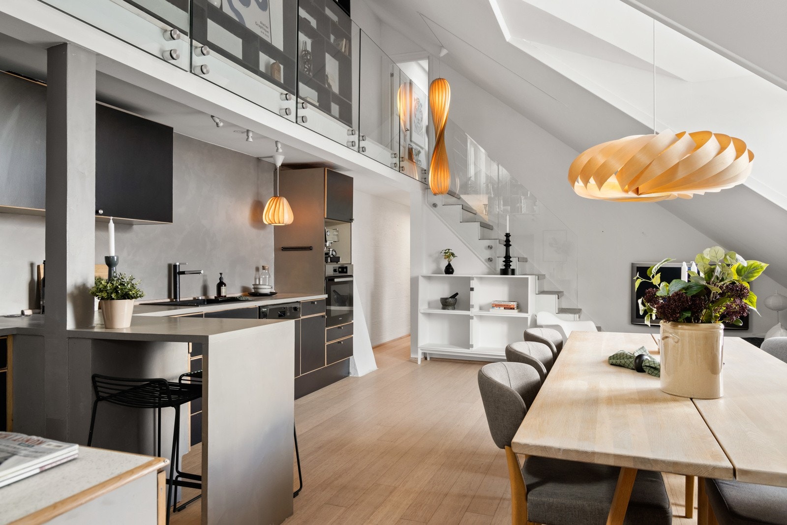 Oppholdsrom med plass til spisestue og salong Galleribilde