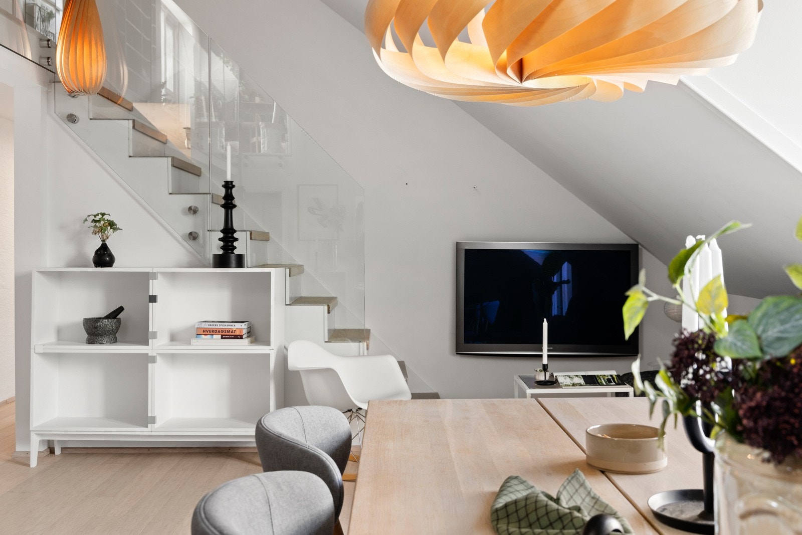 Trapp fra oppholdsrom og opp til kontor og privat takterrasse Galleribilde