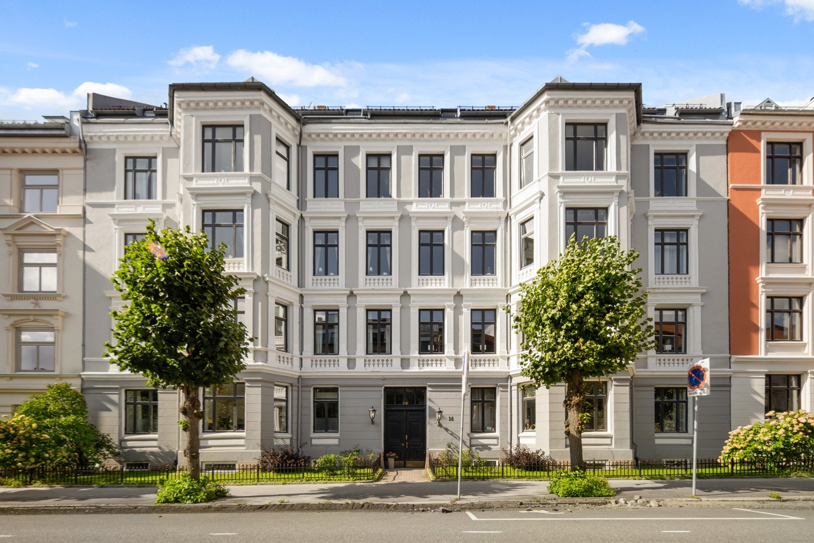 Leiligheten ligger i en flott klassisk Frognergård Galleribilde