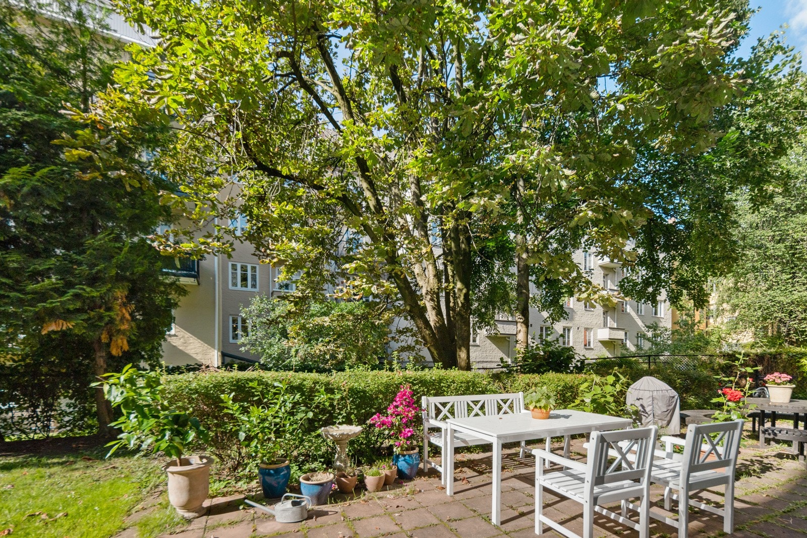 Hyggelig felles bakgård med sittegruppe Galleribilde