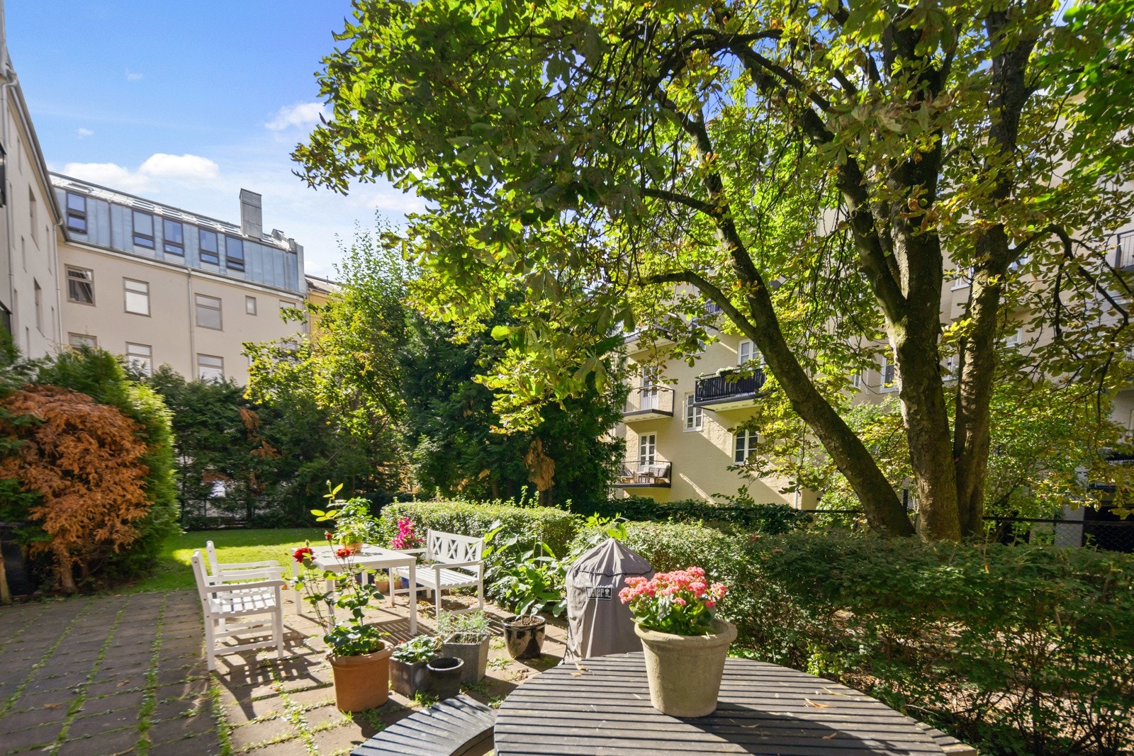 Hyggelig felles bakgård med sittegruppe Galleribilde