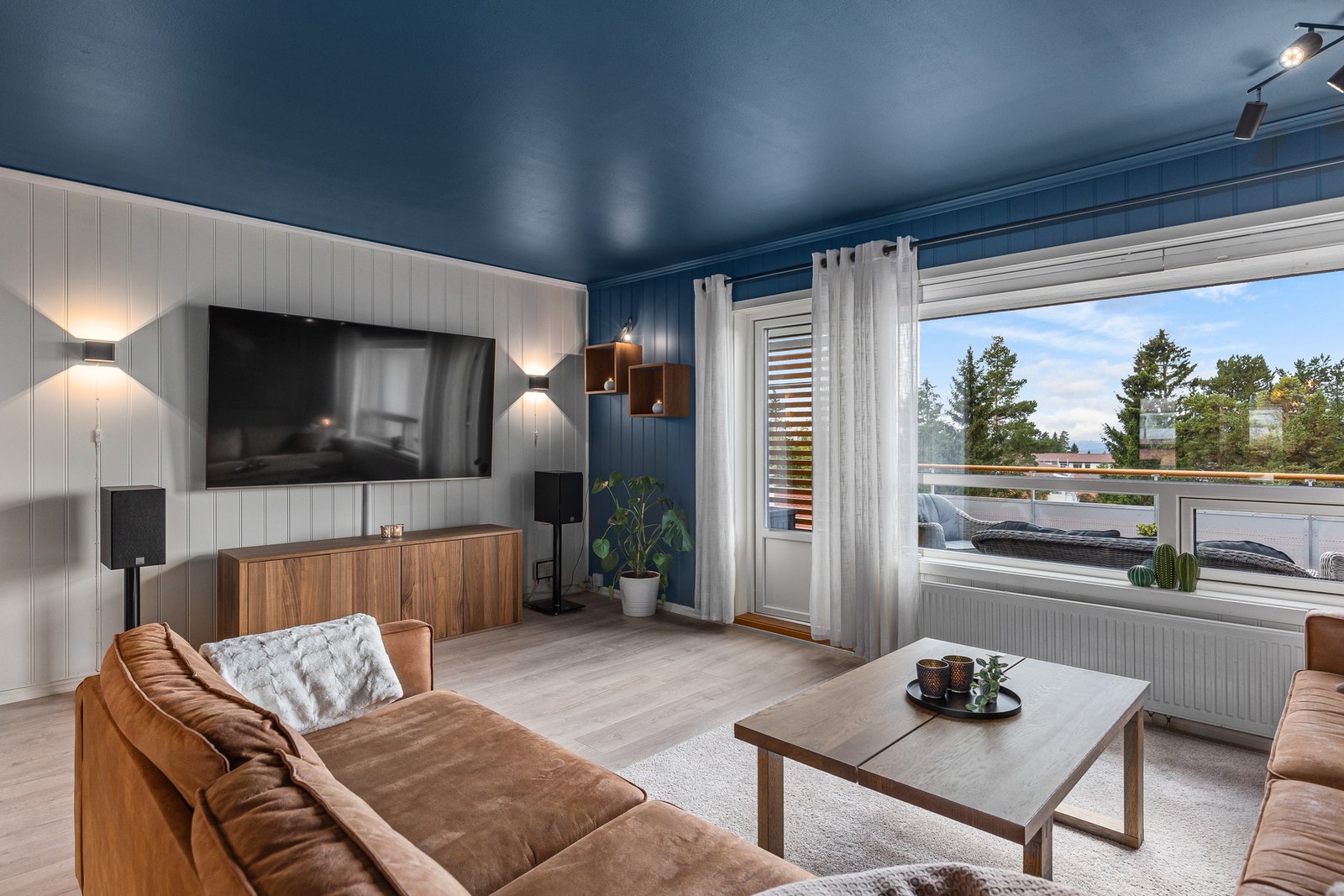 Utgang til en flott balkong fra stuen med gode utsikts- og solforhold. Galleribilde