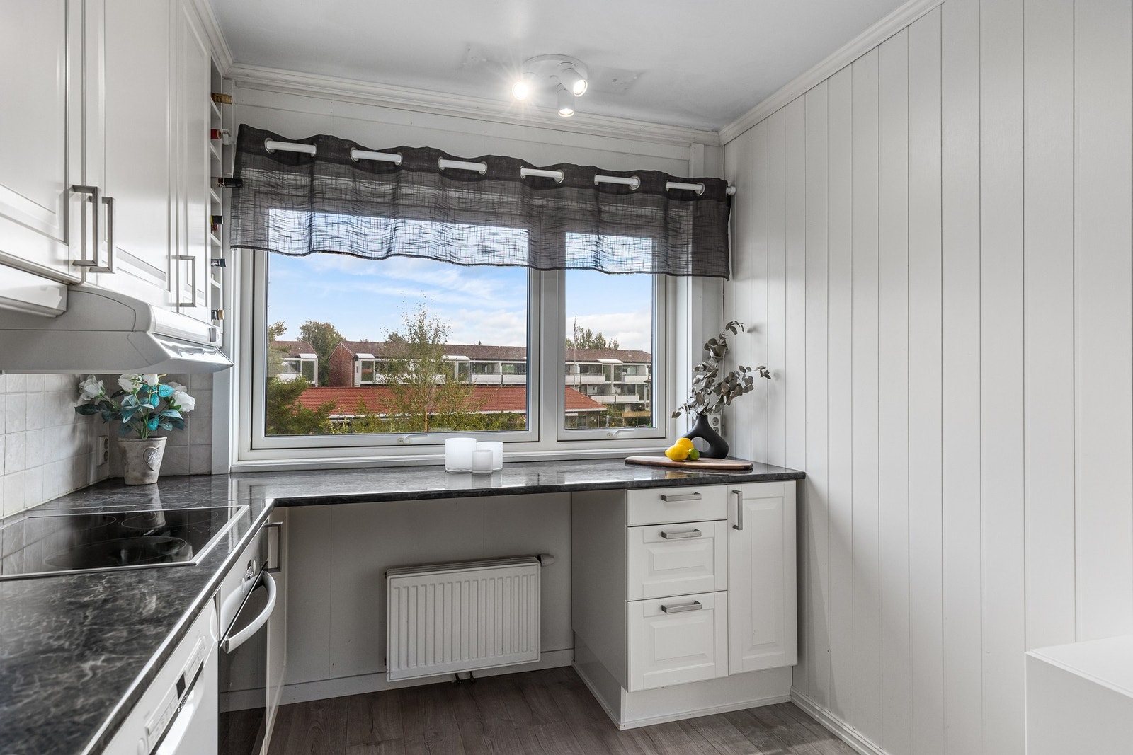 Det er opplegg for oppvaskmaskin på kjøkkenet. Galleribilde