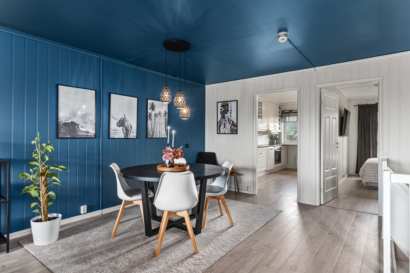 God plass til spisegruppe i skille mellom stue og kjøkken. Her kan man nyte gode stunder med familie og venner. Galleribilde
